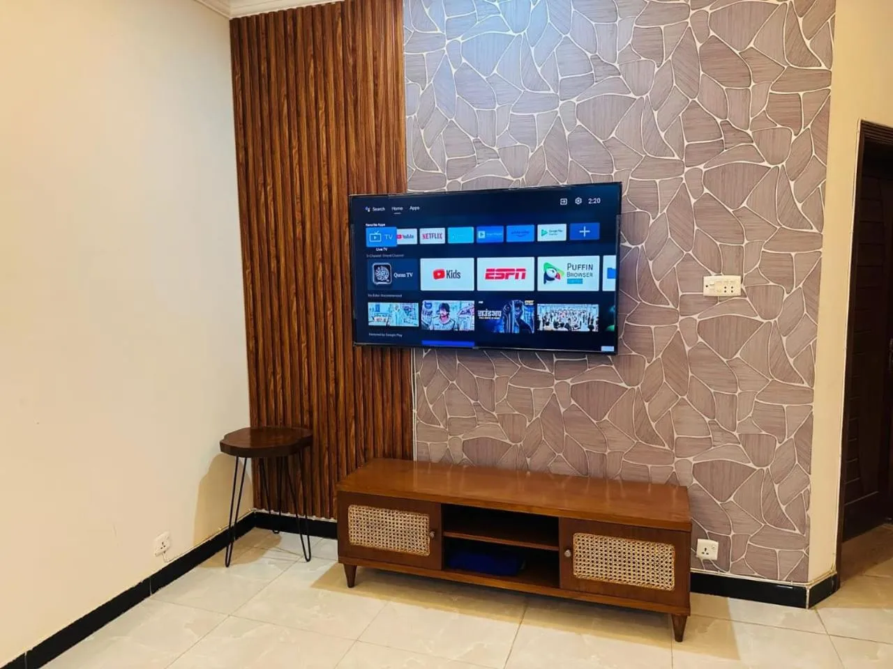Communal lounge/ TV room in Holidazzle Lodge Islamabad