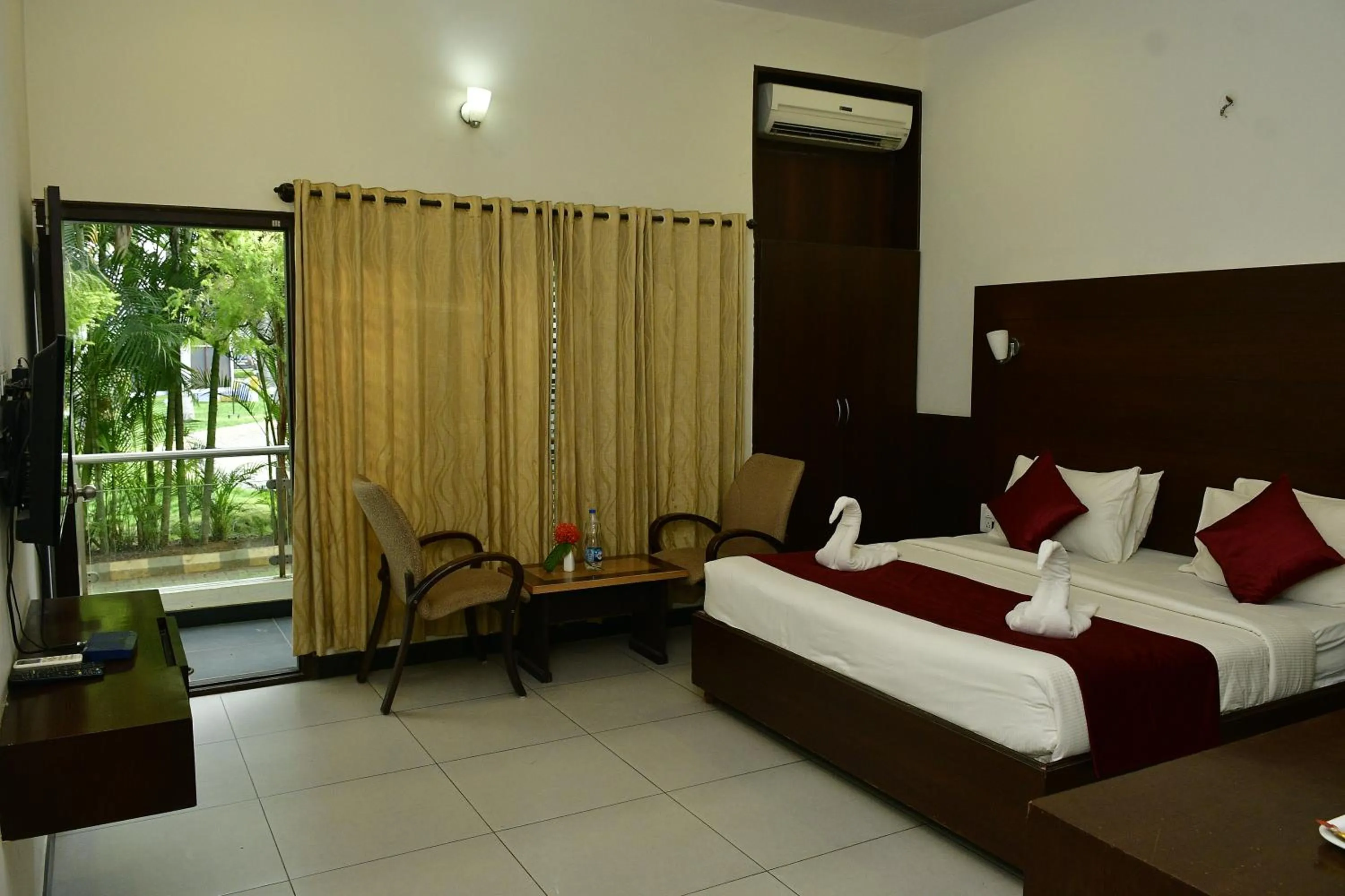 Photo of the whole room, Bed in Nijaguna Resorts
