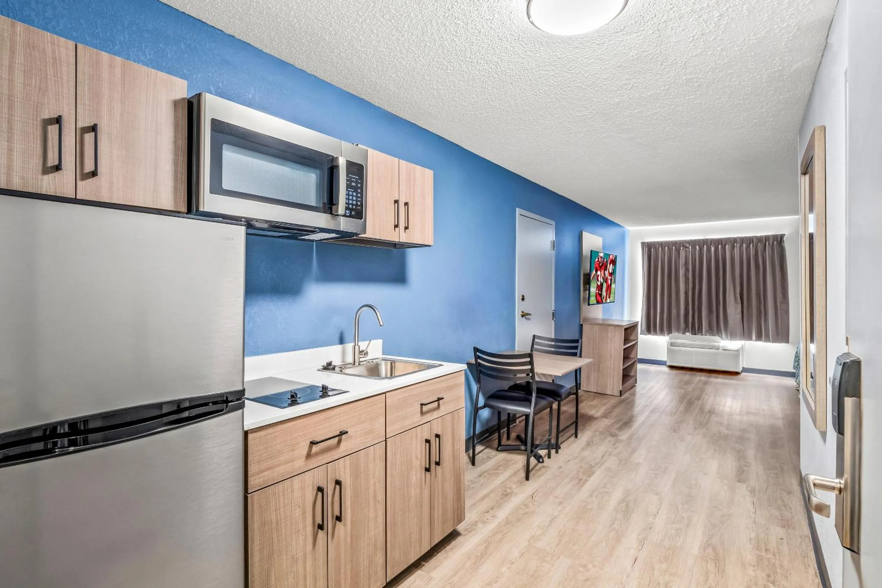 Photo of the whole room in HomeTowne Studios by Red Roof Southfield