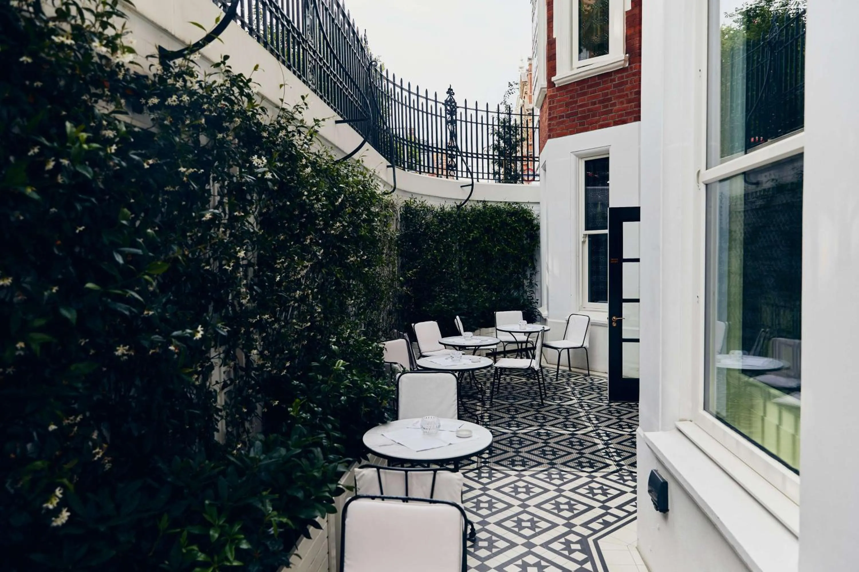 Lounge or bar in At Sloane