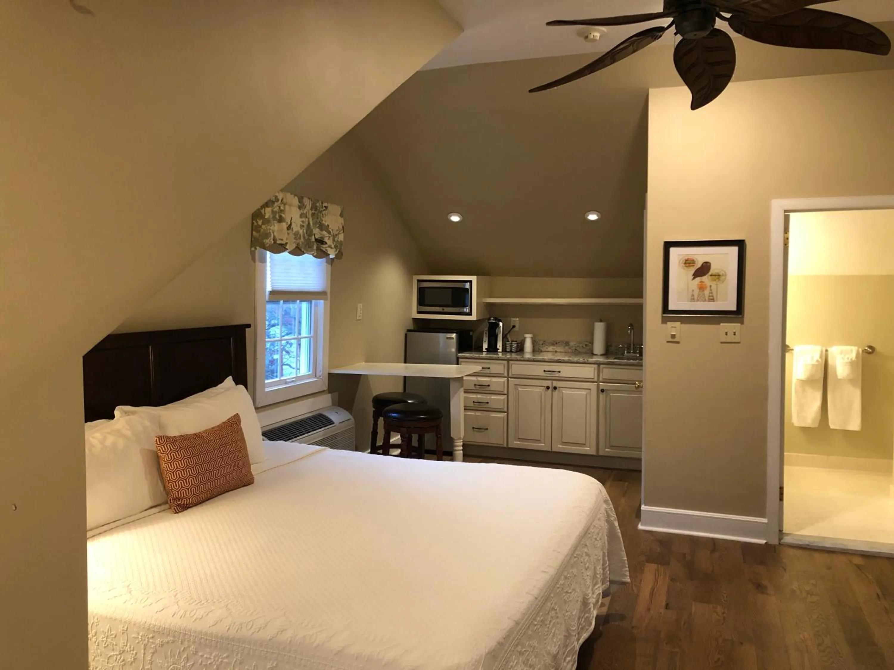 Kitchen or kitchenette, Bed in Joseph Ambler Inn