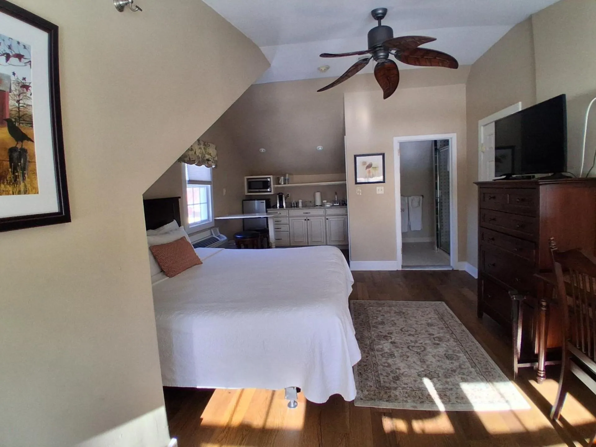 TV and multimedia in Joseph Ambler Inn