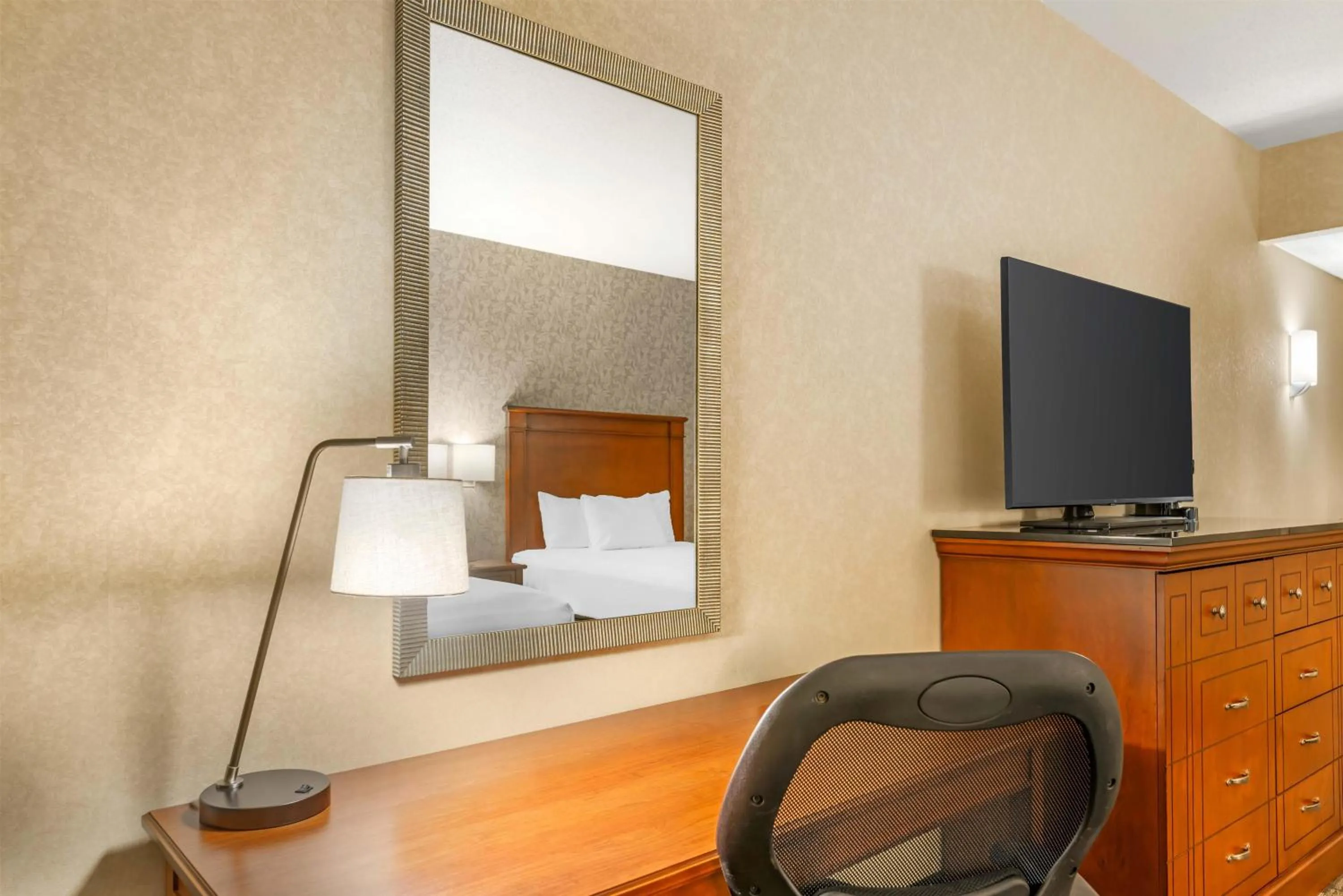 Bedroom, Bed in Drury Plaza Hotel St Louis Brentwood