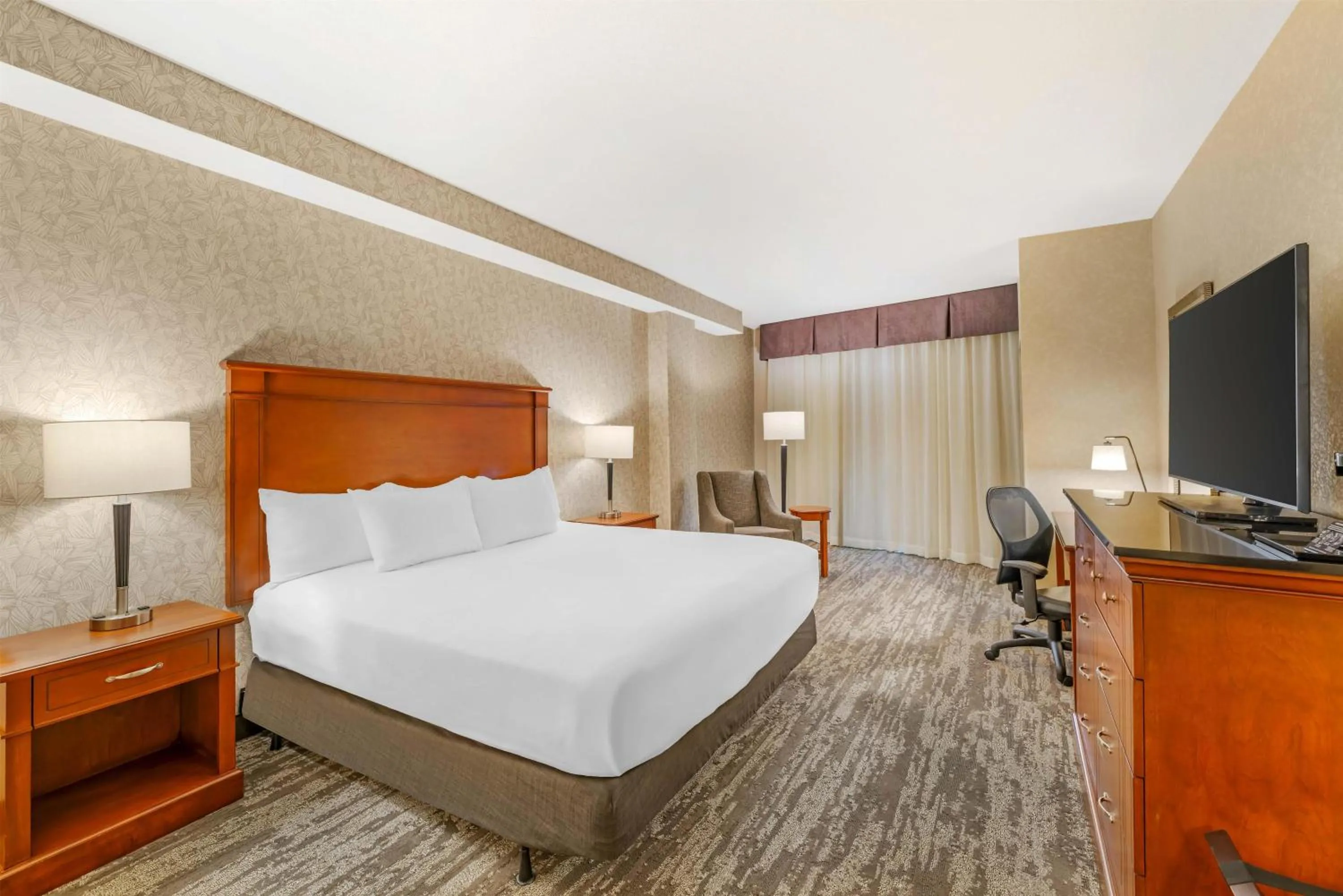 Bedroom, Bed in Drury Plaza Hotel St Louis Brentwood