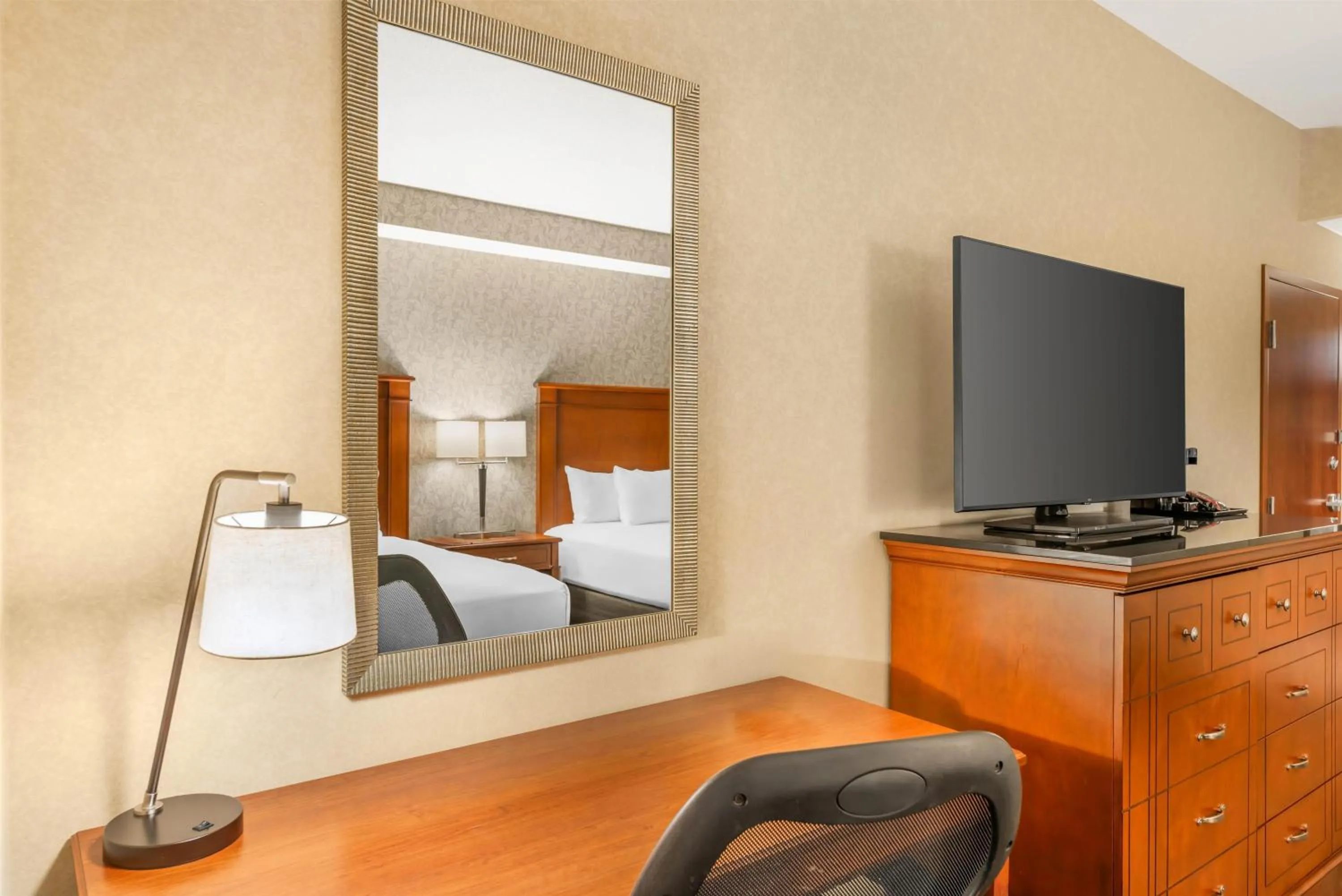 Bedroom, Bed in Drury Plaza Hotel St Louis Brentwood