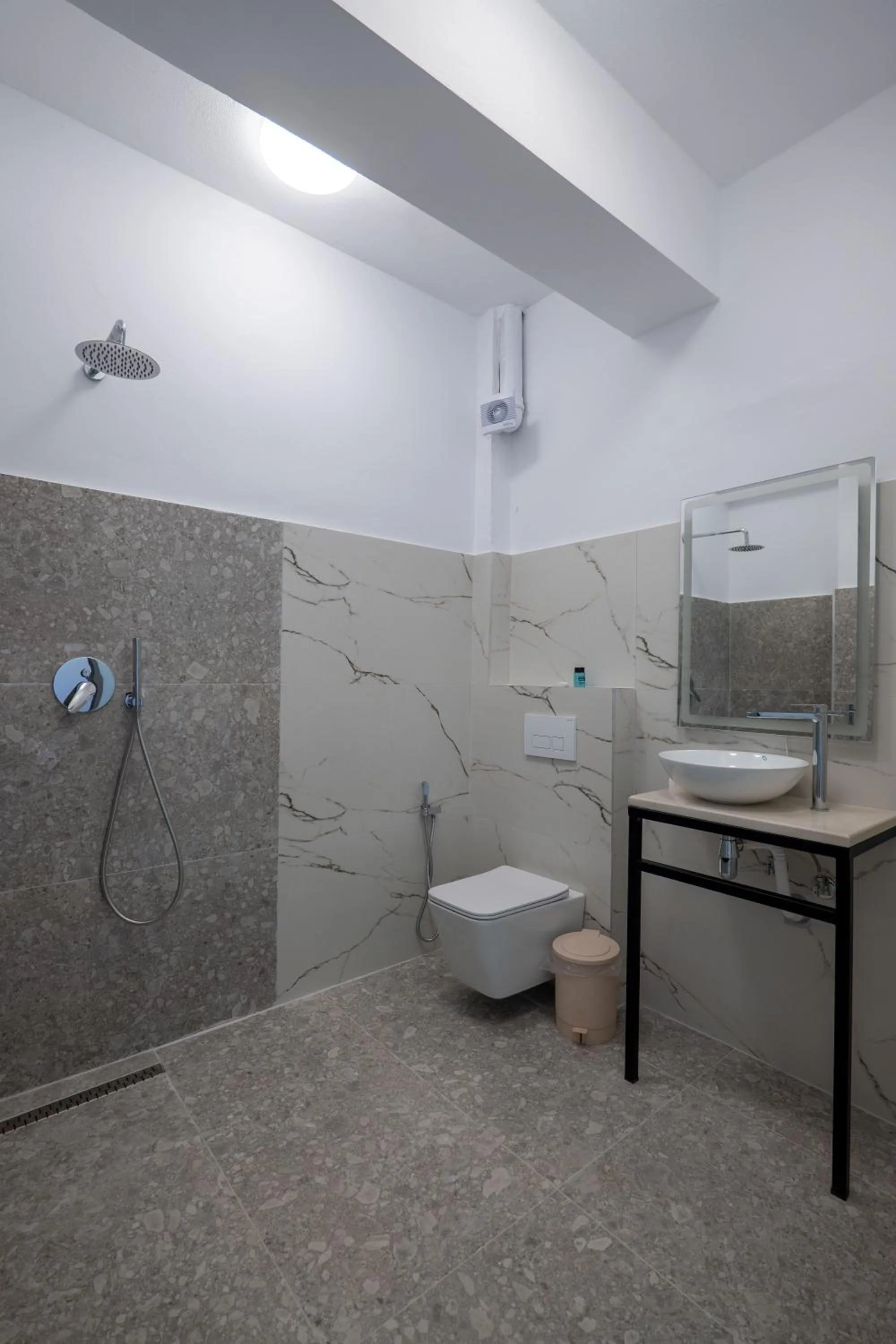 Shower in Sunset Aparthotel