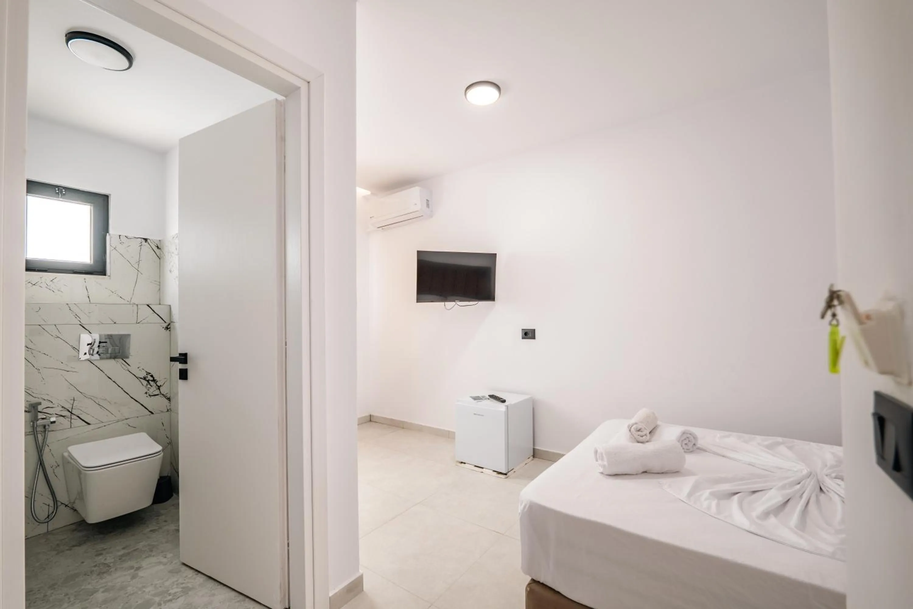 Toilet, Bed in Sunset Aparthotel