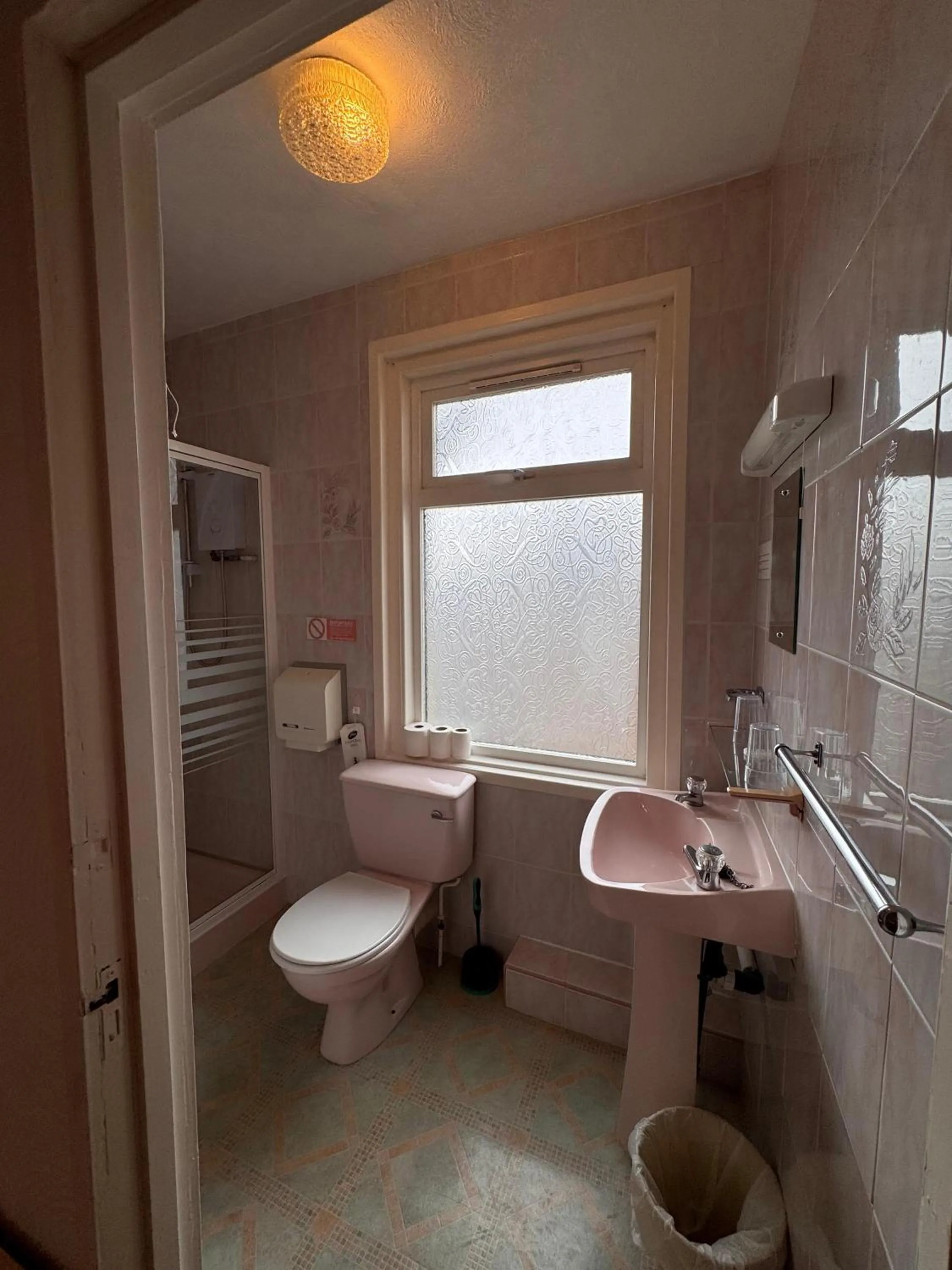 Bathroom in OYO Delton Hotel Blackpool Pleasure Beach