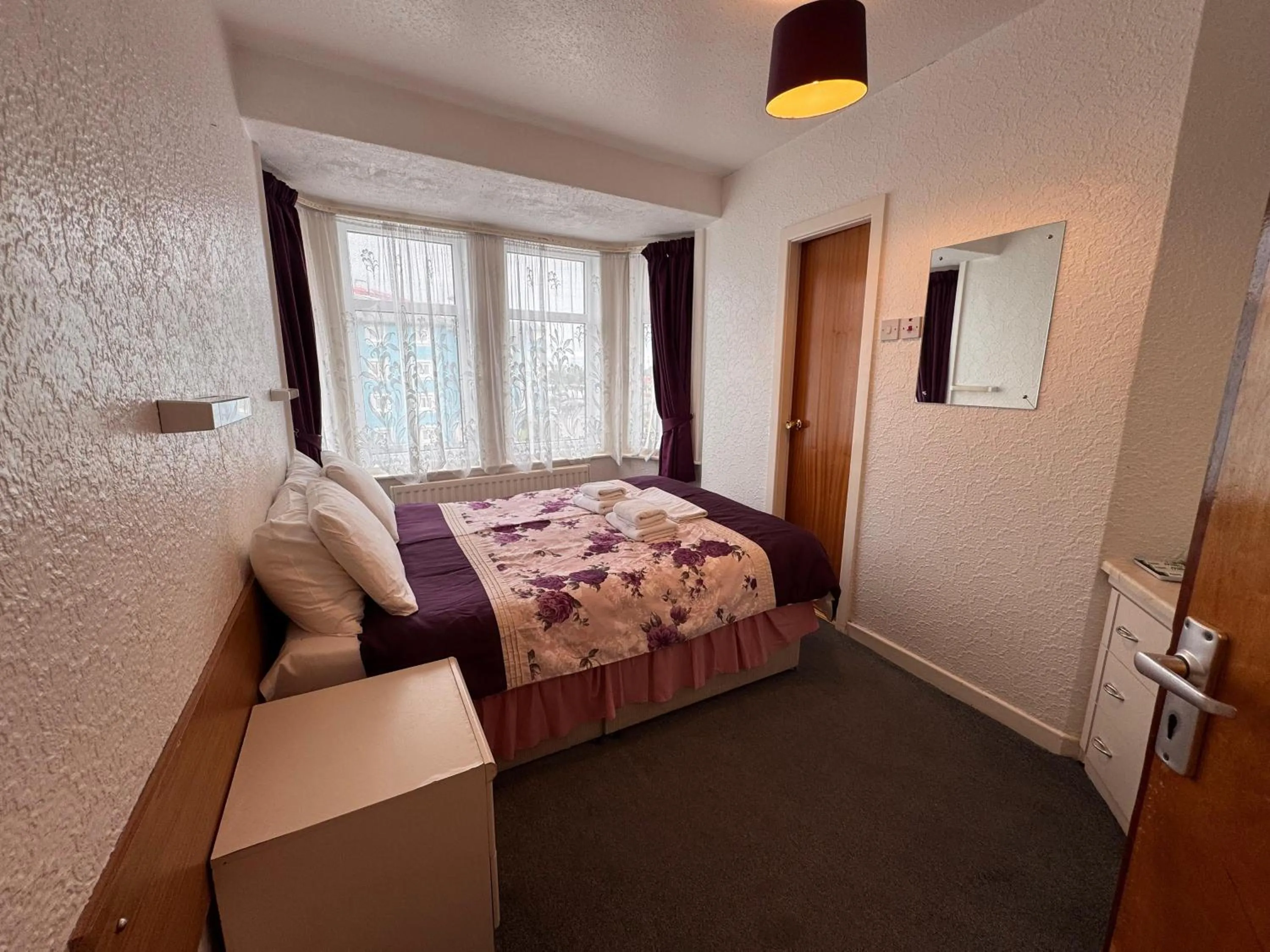 Bedroom, Bed in OYO Delton Hotel Blackpool Pleasure Beach