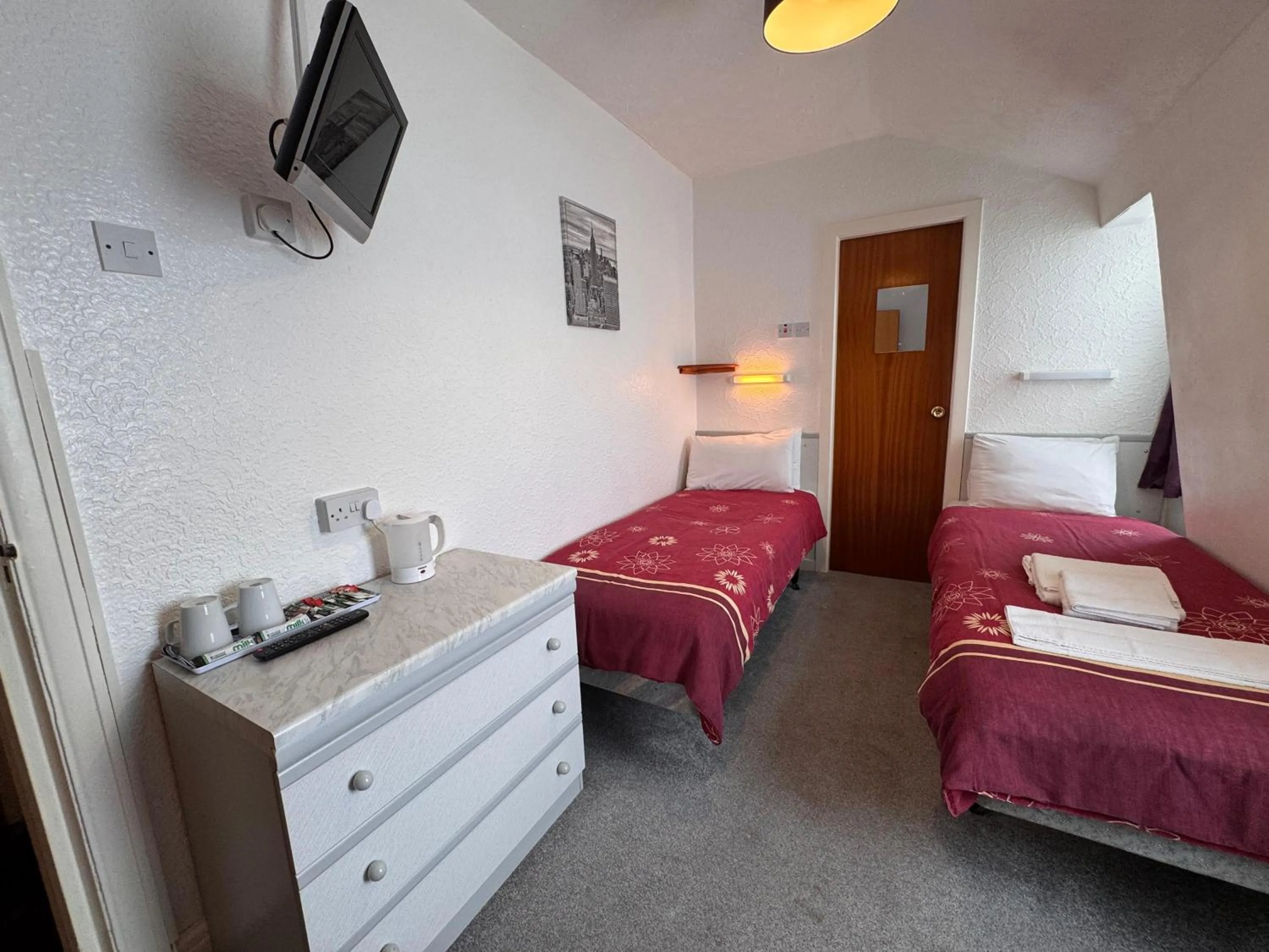 Photo of the whole room, Bed in OYO Delton Hotel Blackpool Pleasure Beach