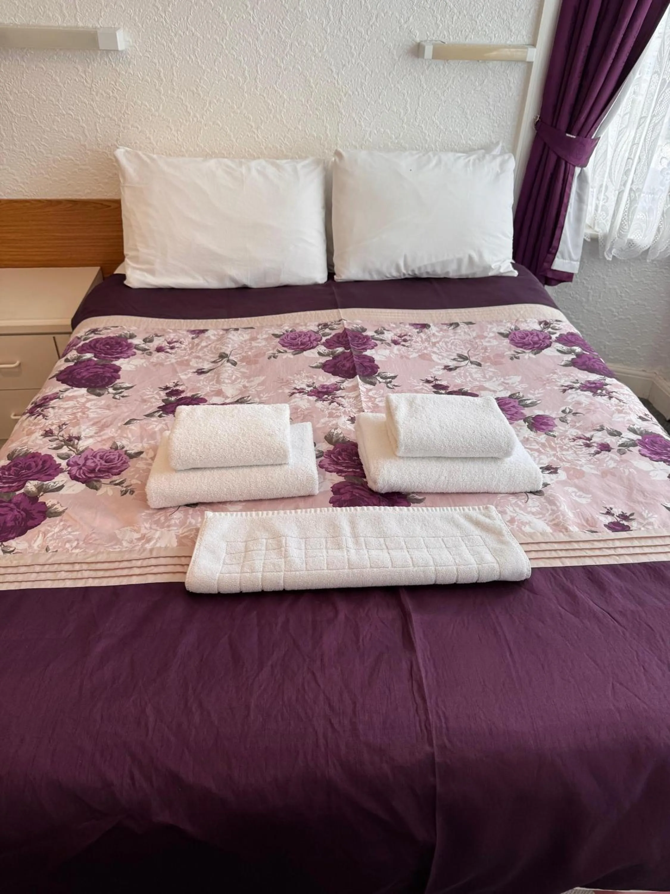 Bedroom, Bed in OYO Delton Hotel Blackpool Pleasure Beach