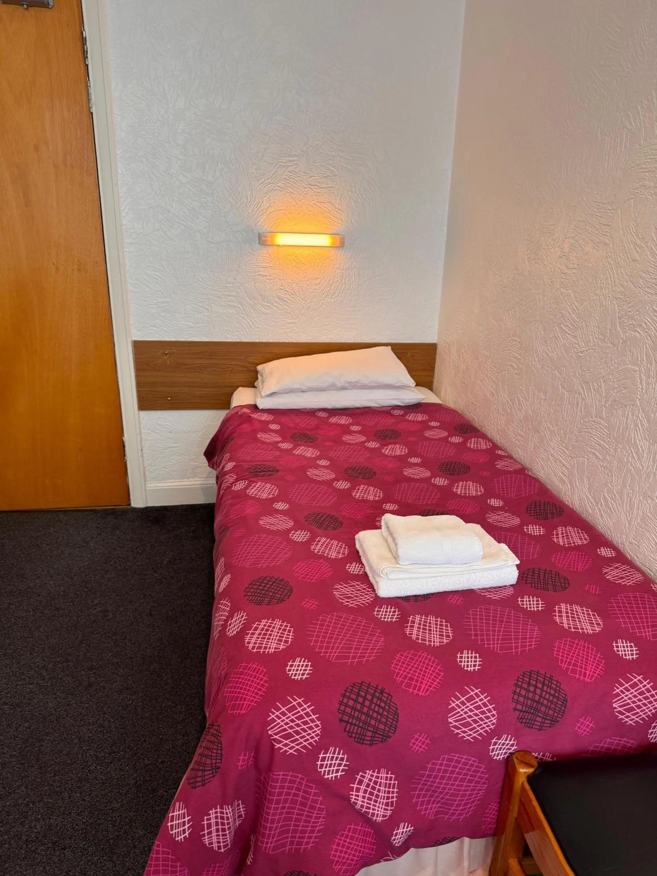 Bedroom, Bed in OYO Delton Hotel Blackpool Pleasure Beach