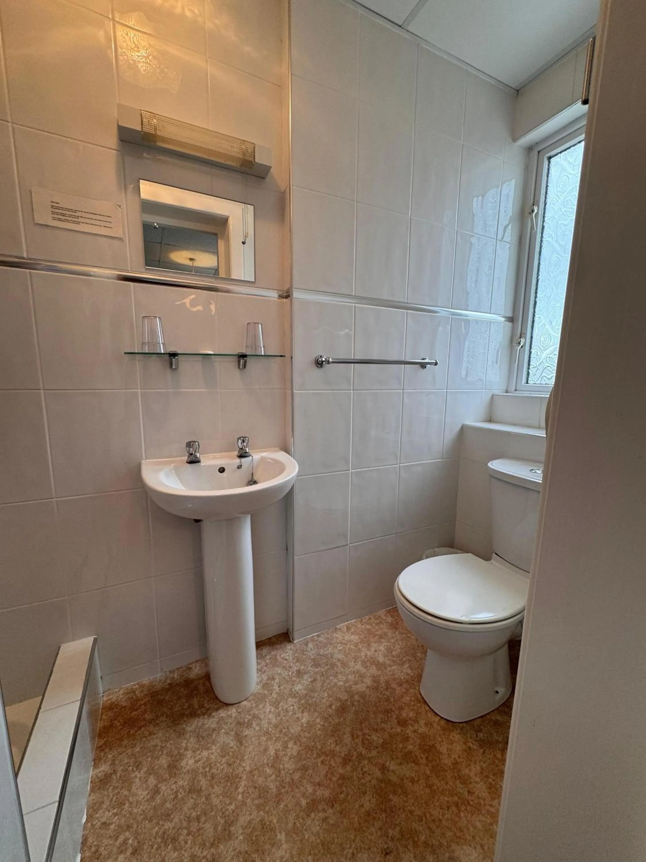 Bathroom in OYO Delton Hotel Blackpool Pleasure Beach