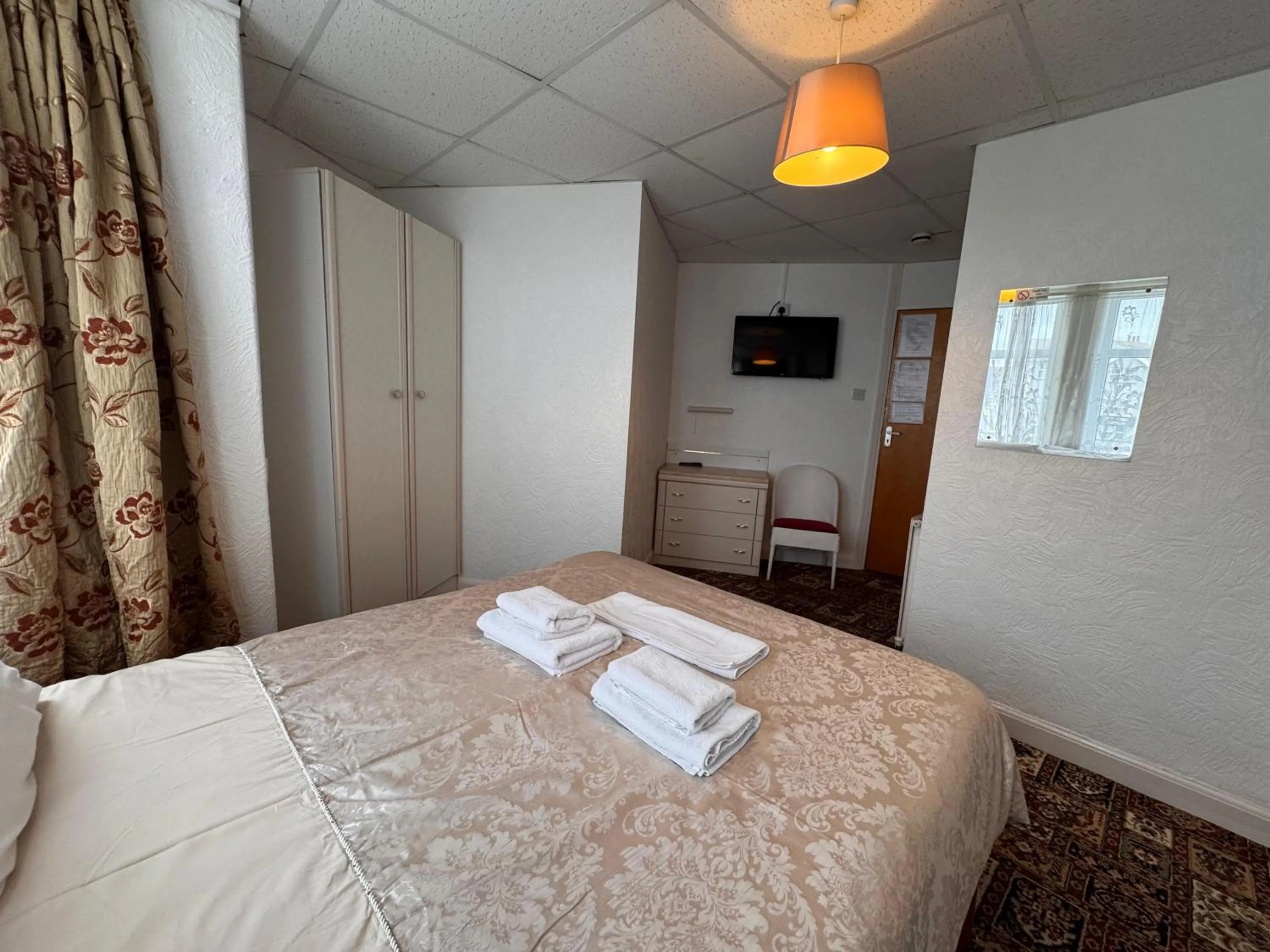 Bedroom, Bed in OYO Delton Hotel Blackpool Pleasure Beach