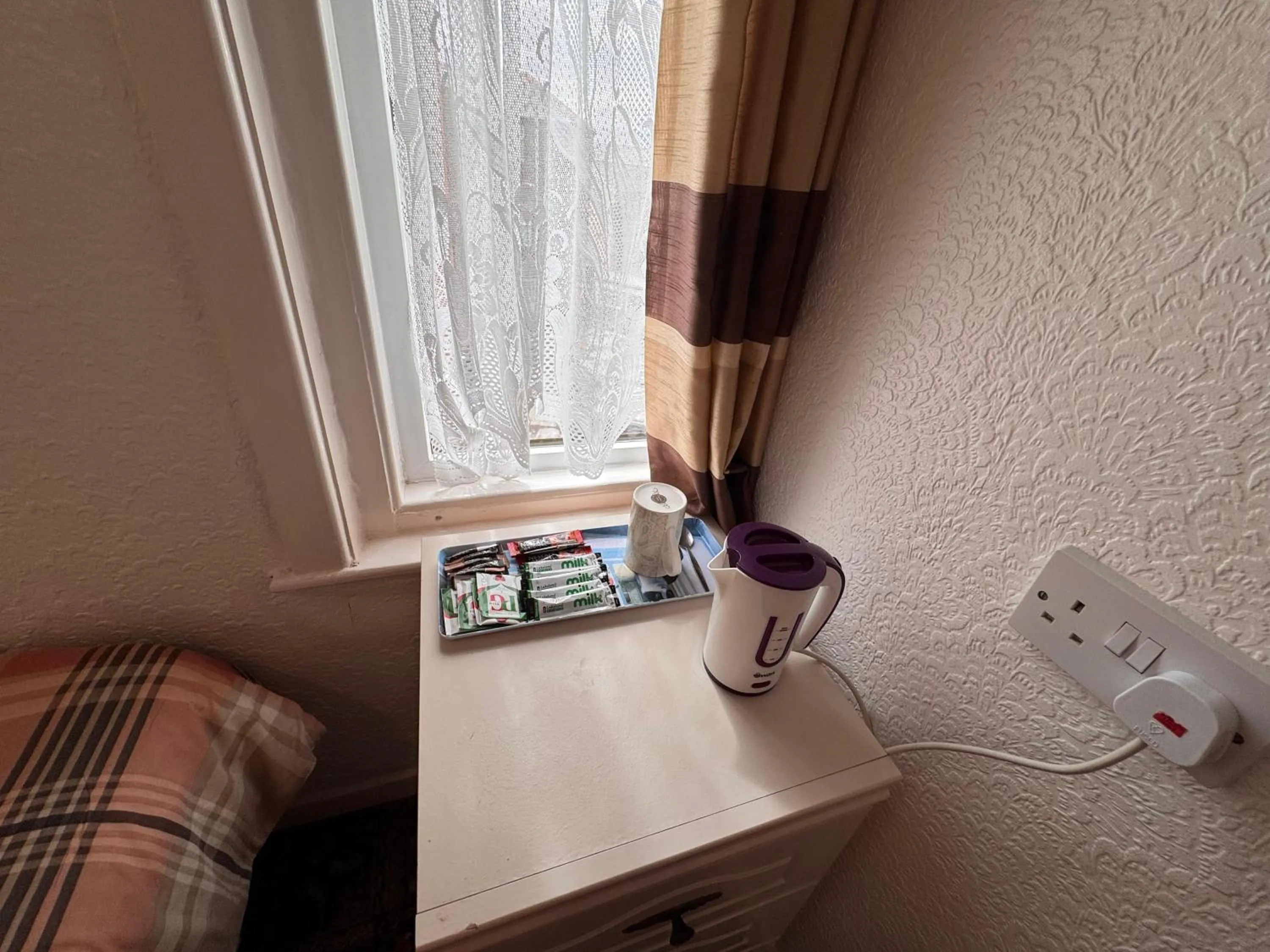 Bedroom in OYO Delton Hotel Blackpool Pleasure Beach