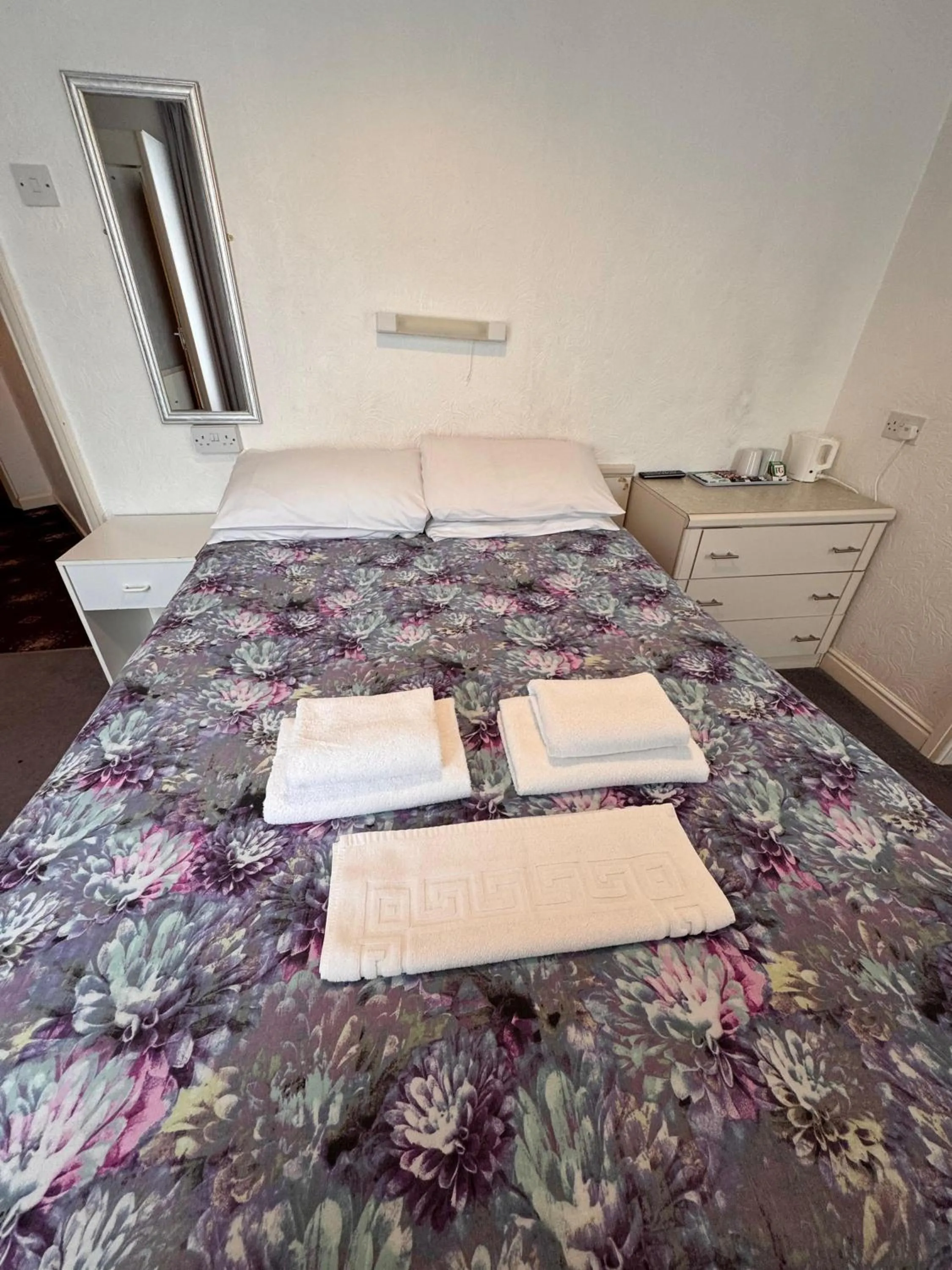 Bedroom, Bed in OYO Delton Hotel Blackpool Pleasure Beach