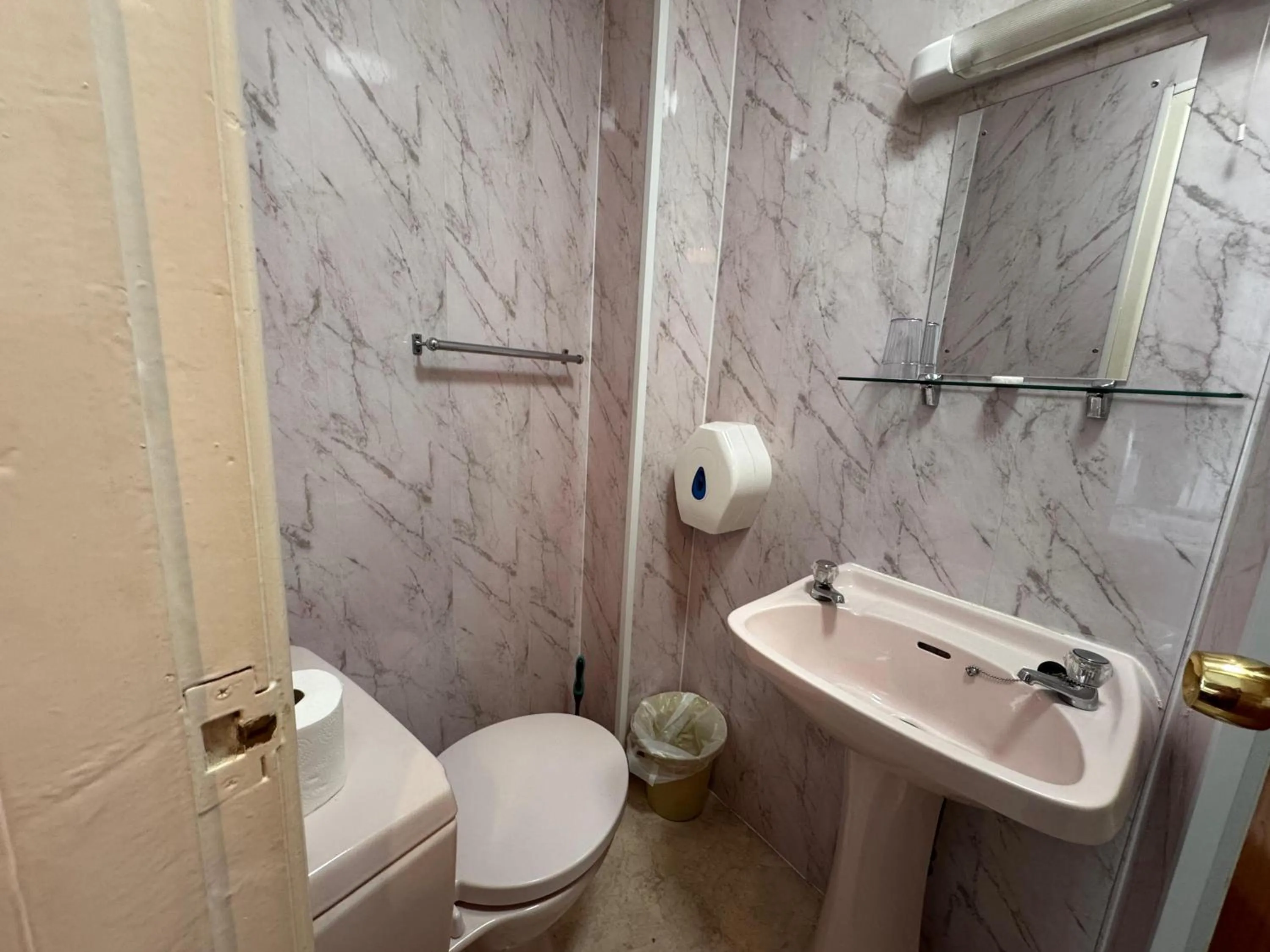 Bathroom in OYO Delton Hotel Blackpool Pleasure Beach