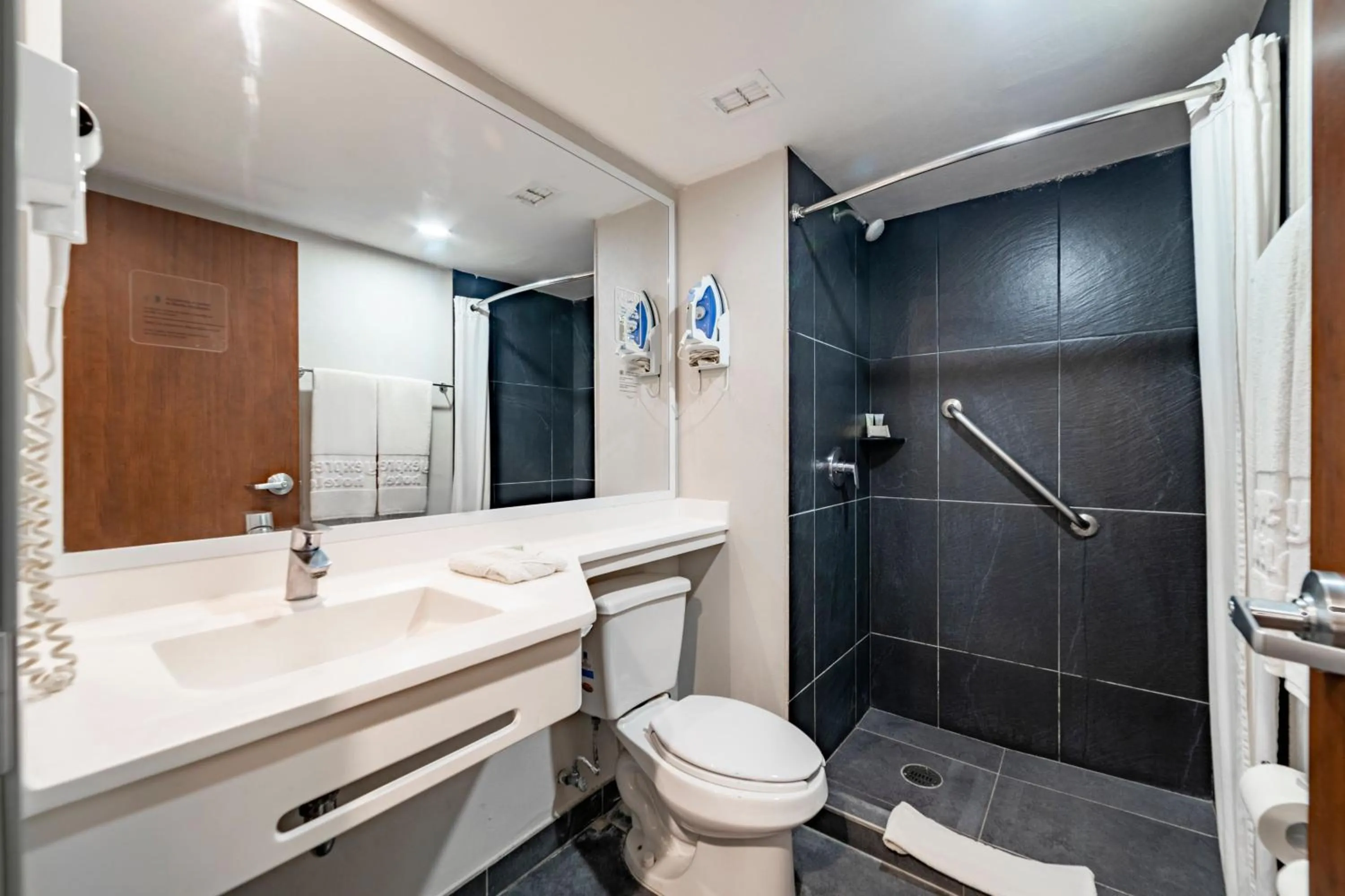 Bathroom in City Express by Marriott Paraiso
