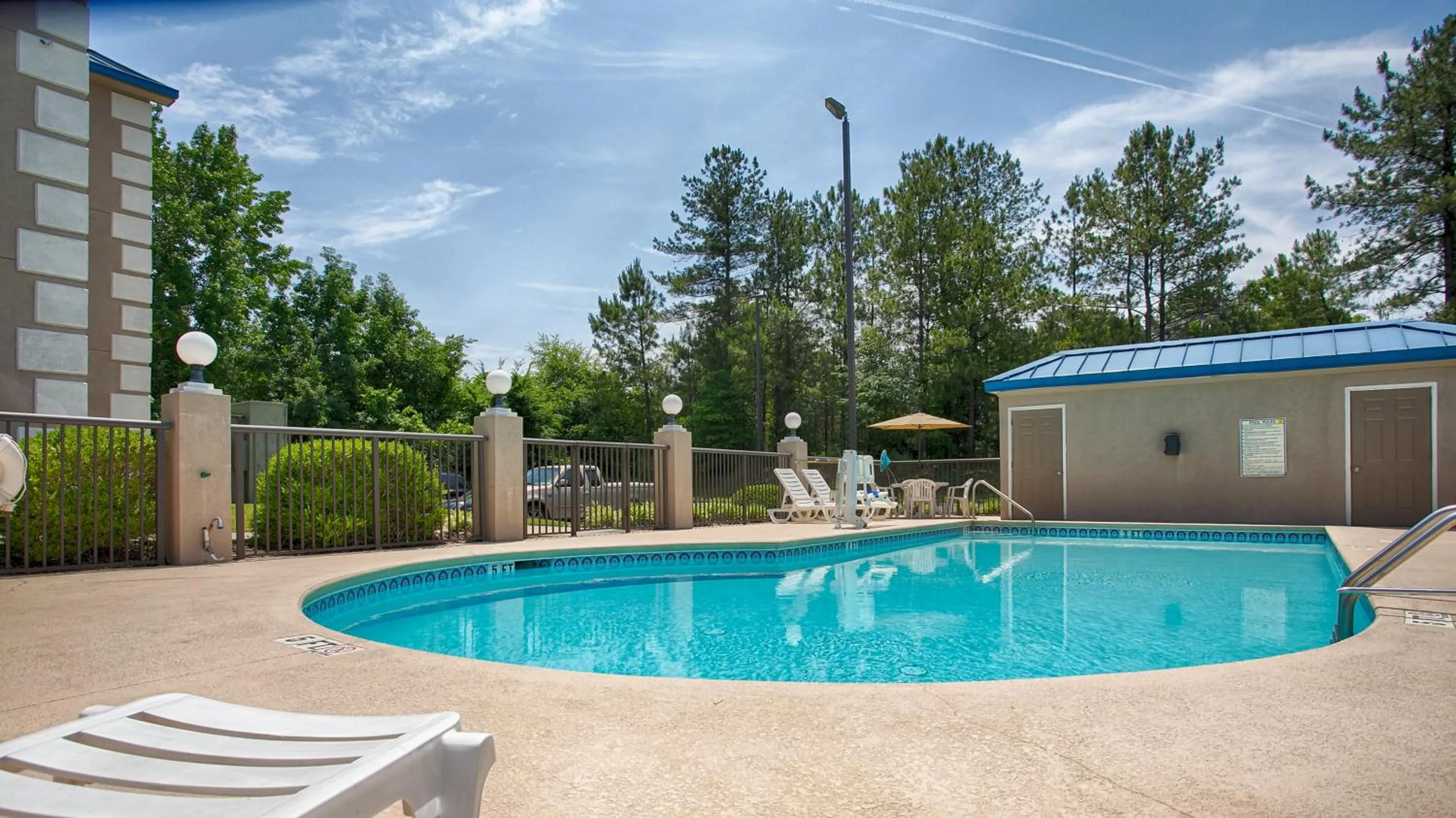 Swimming pool in Best Western Executive Inn & Suites