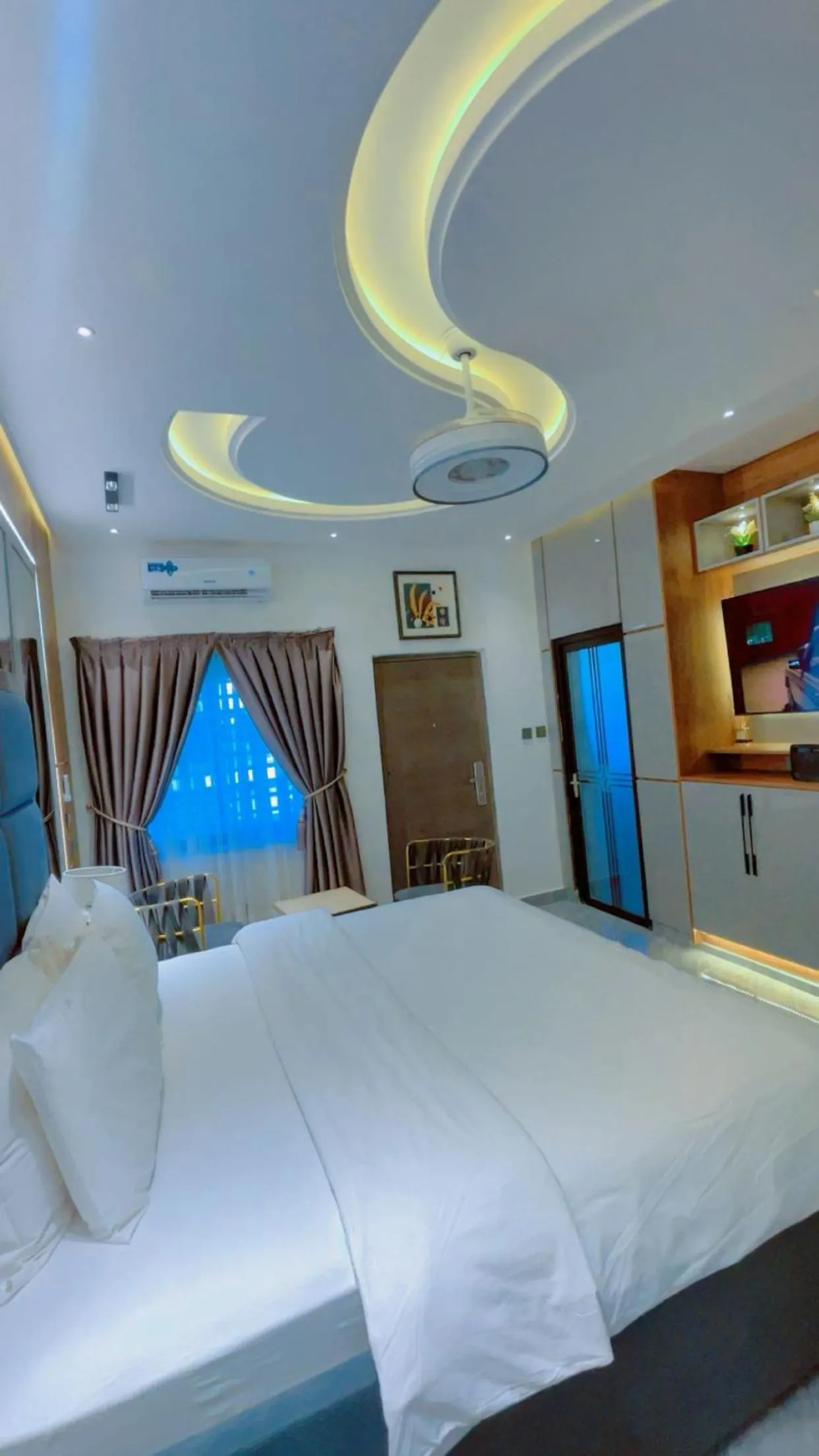 Bed in Kamara Lakeview Hotel