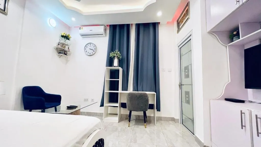 Seating area, Bed in Kamara Lakeview Hotel