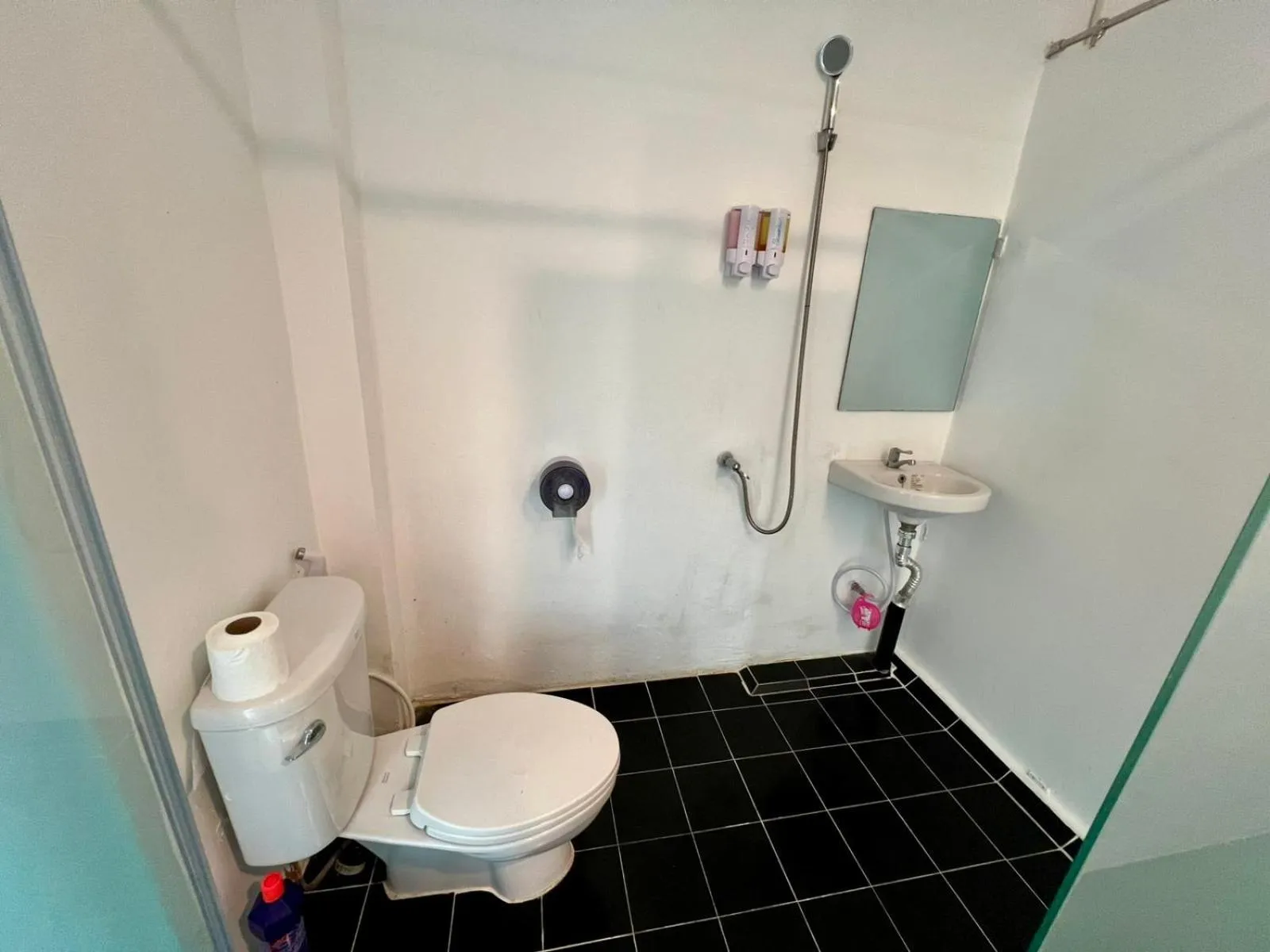 Bathroom in Comfy Crib Hostel