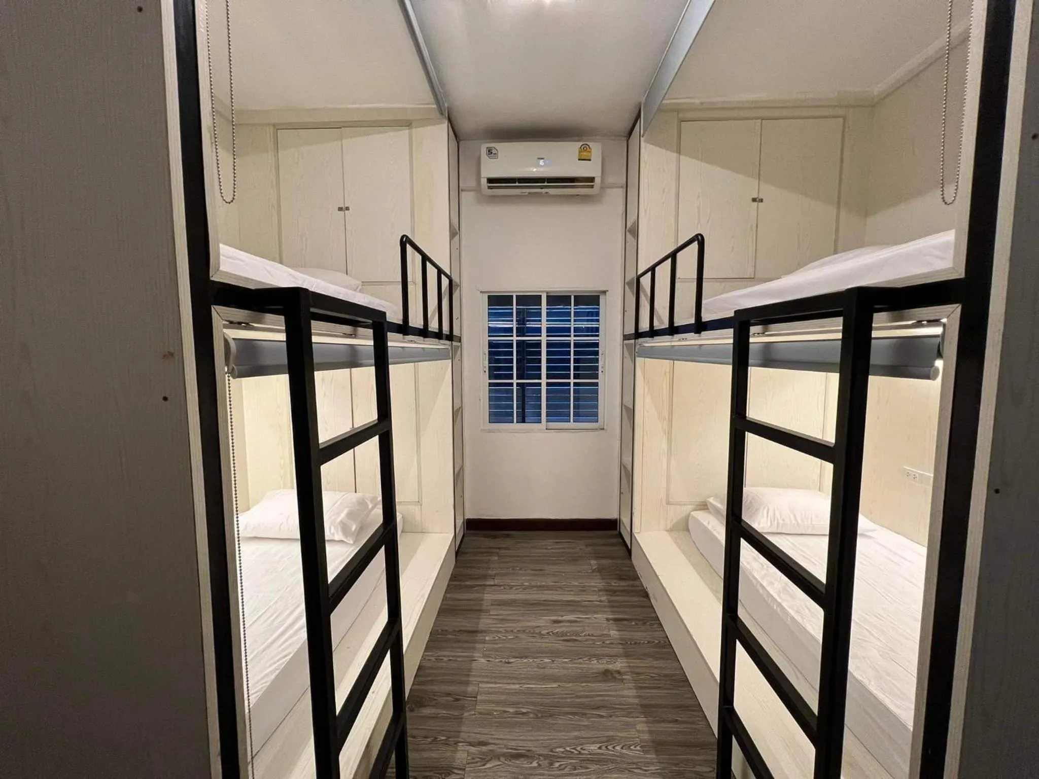 Bedroom, Bed in Comfy Crib Hostel