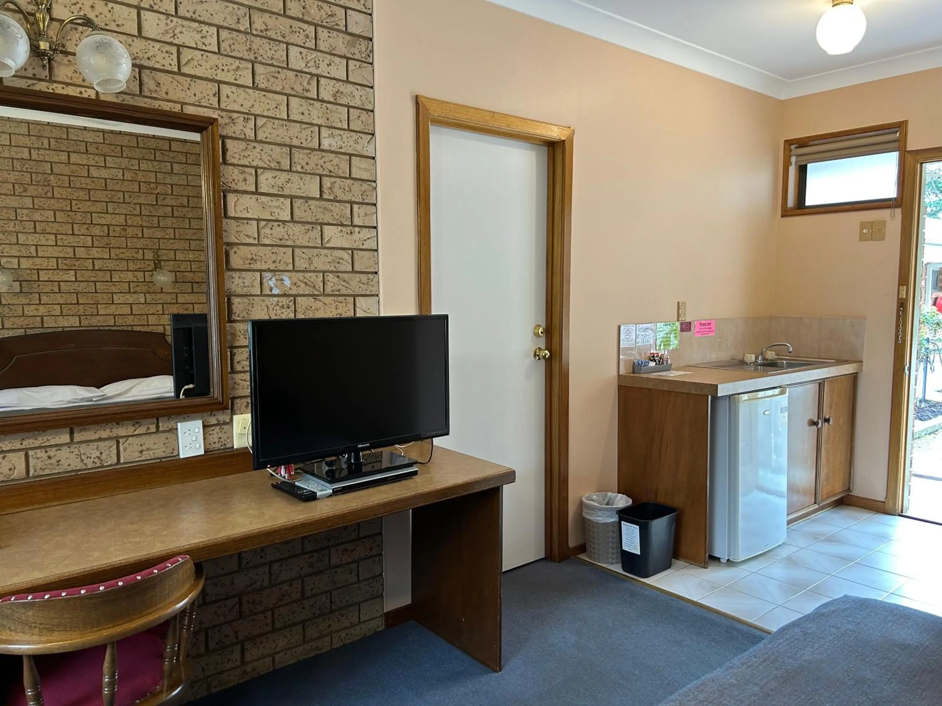 Barrass's John Bright Motor Inn