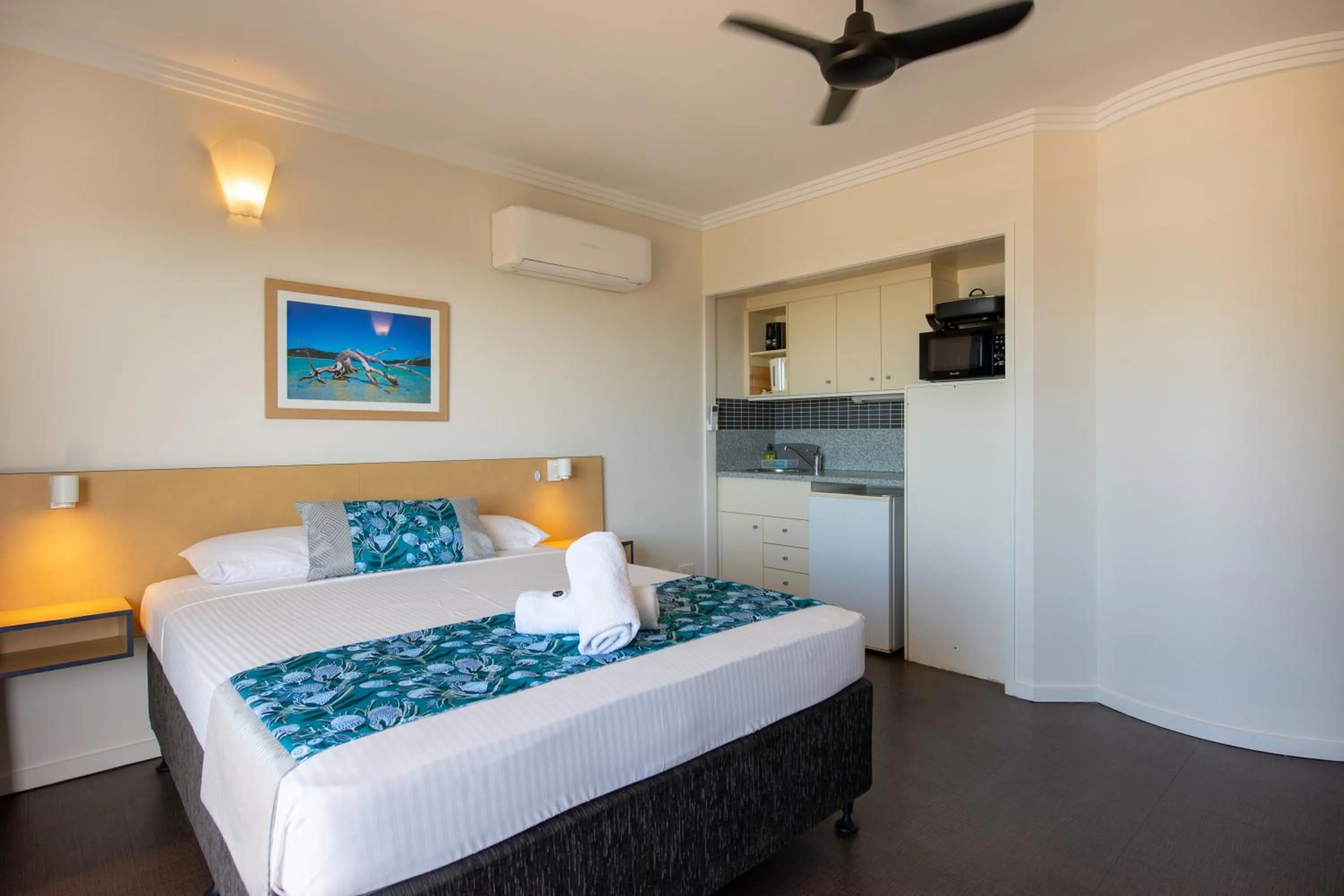 Kitchen or kitchenette, Bed in Coral Sea Vista Apartments