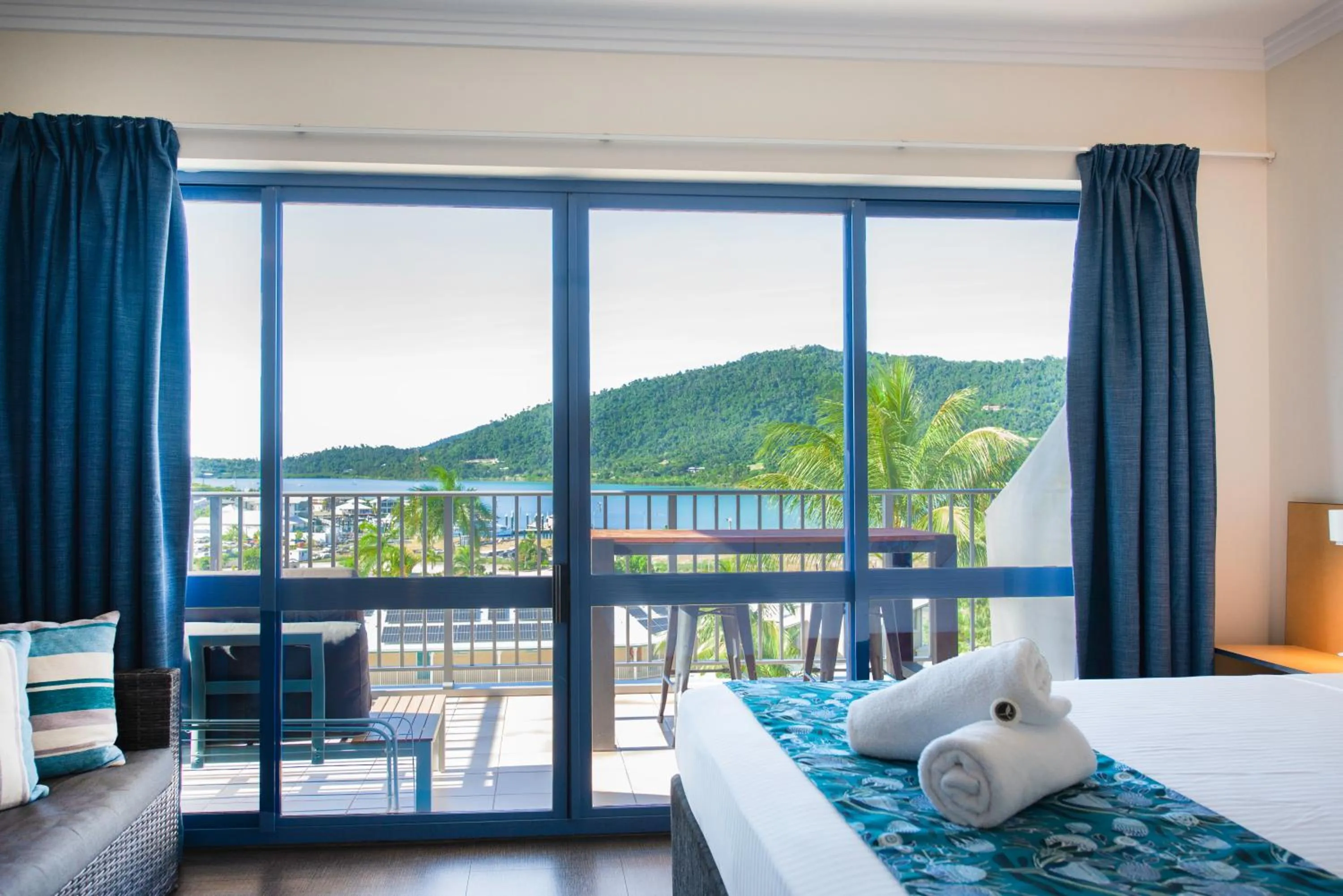 Bed in Coral Sea Vista Apartments