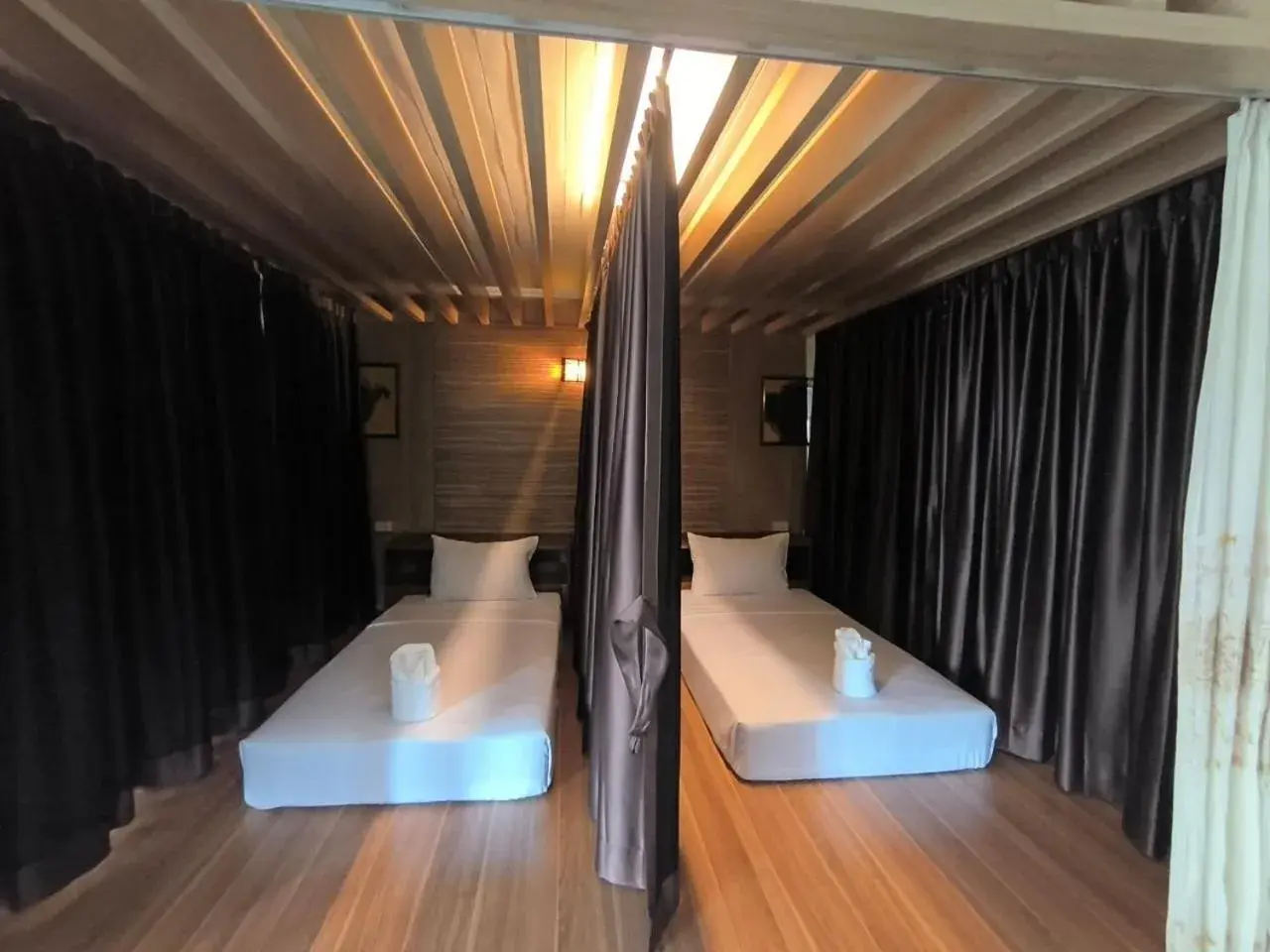 Single Bed in 10-Bed Dormitory Room in Lotus Hostel Beach Koh Tao Single Bed in 10-Bed Dormitory Room in Lotus Hostel Beach Koh Tao