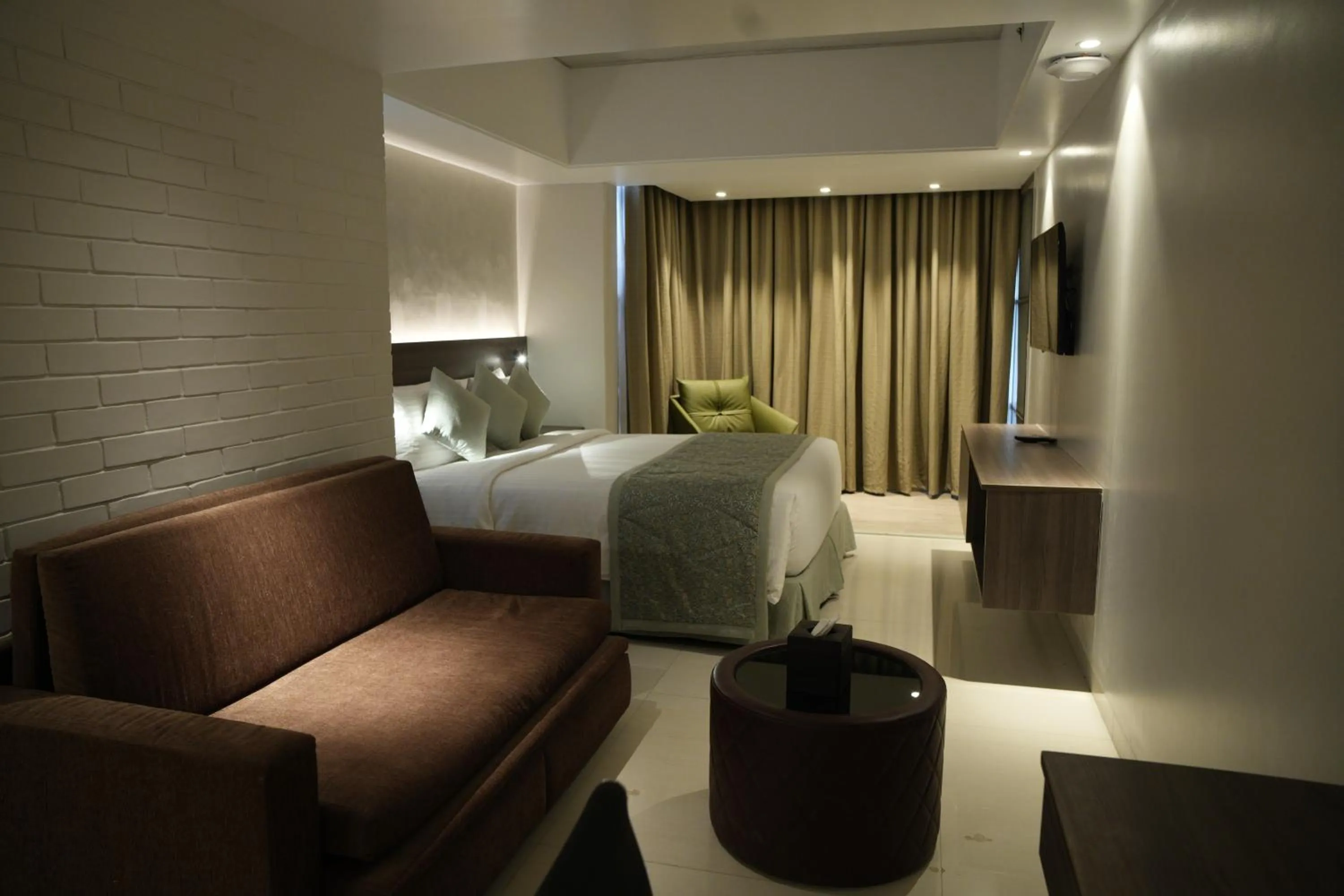 Photo of the whole room, Bed in Lakeshore Heights