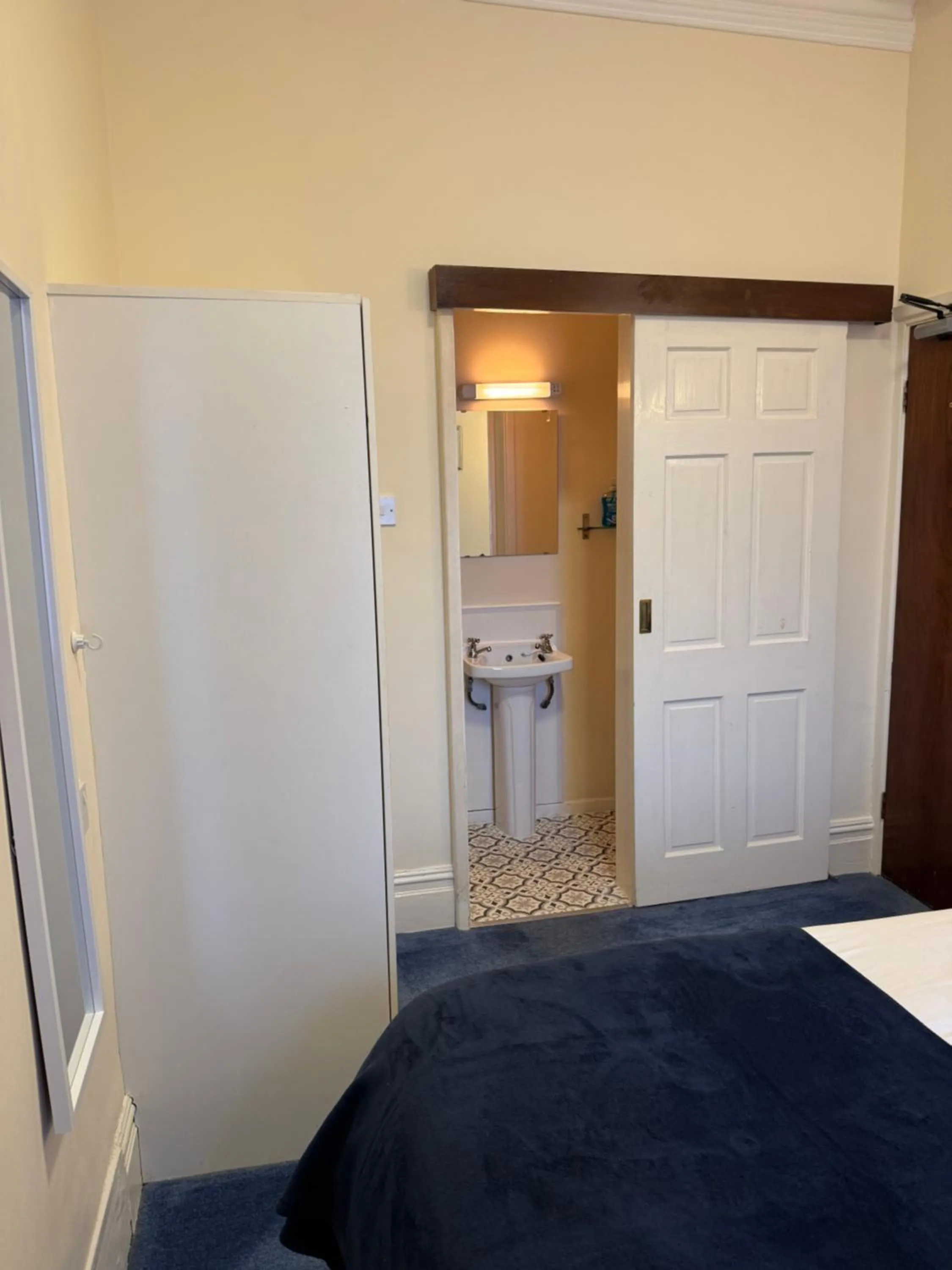 Bathroom, Bed in Marlow Lodge