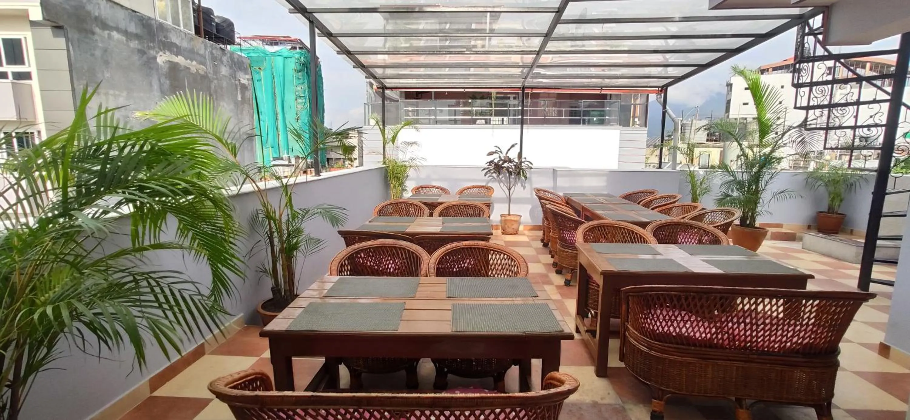 Restaurant/places to eat in Hotel Pipal Tree