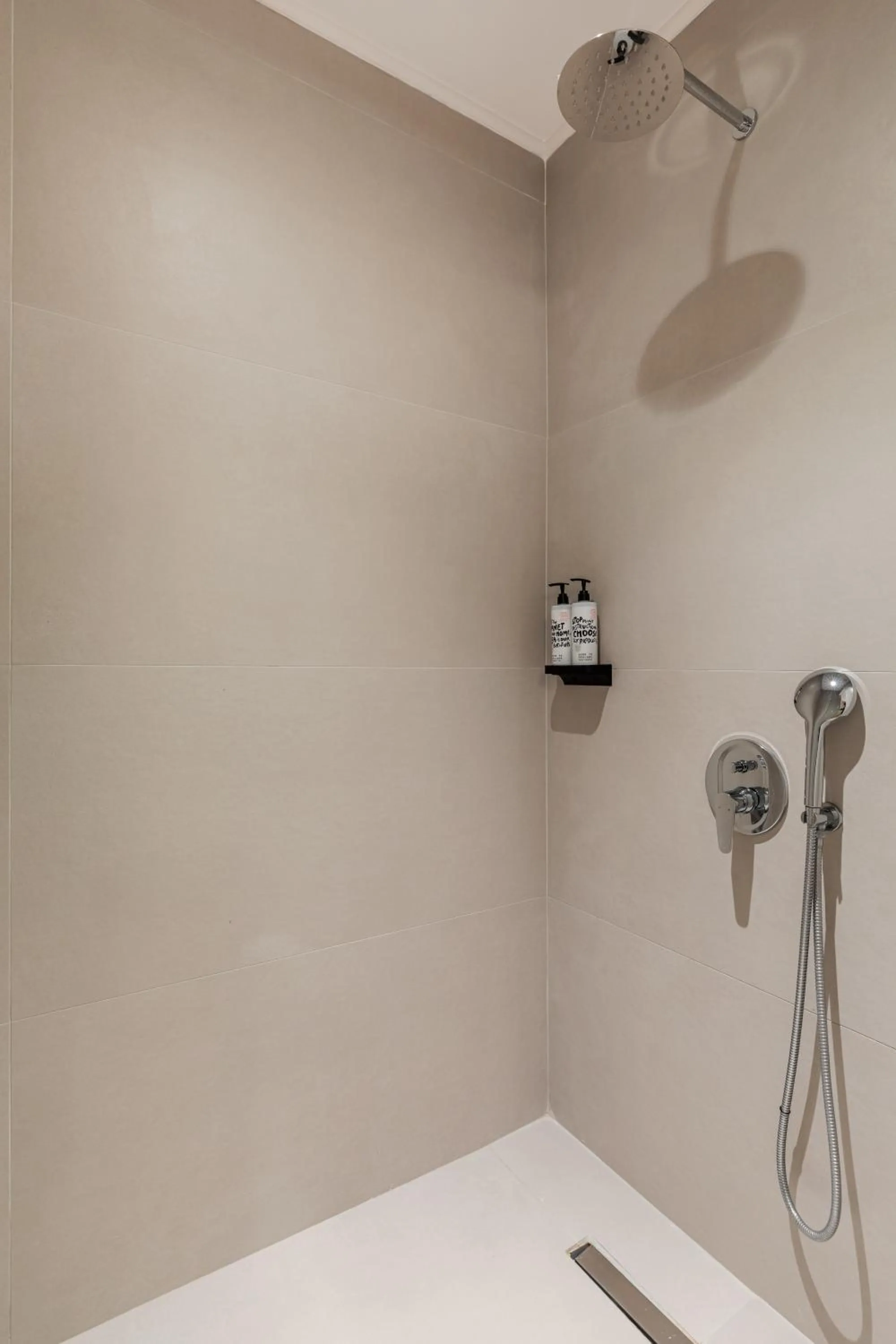 Shower in Mandarin apartments by halu!