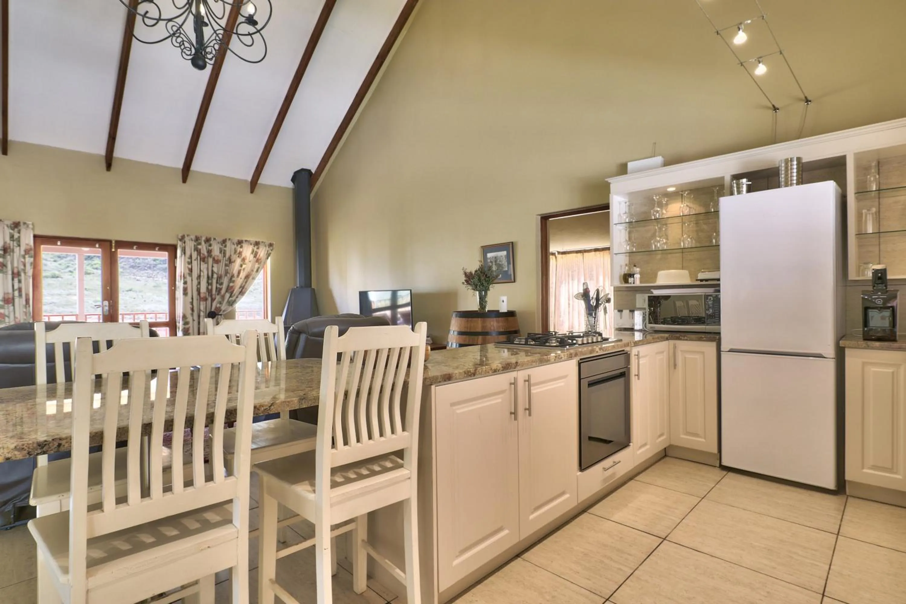 Kitchen or kitchenette in Orange Grove