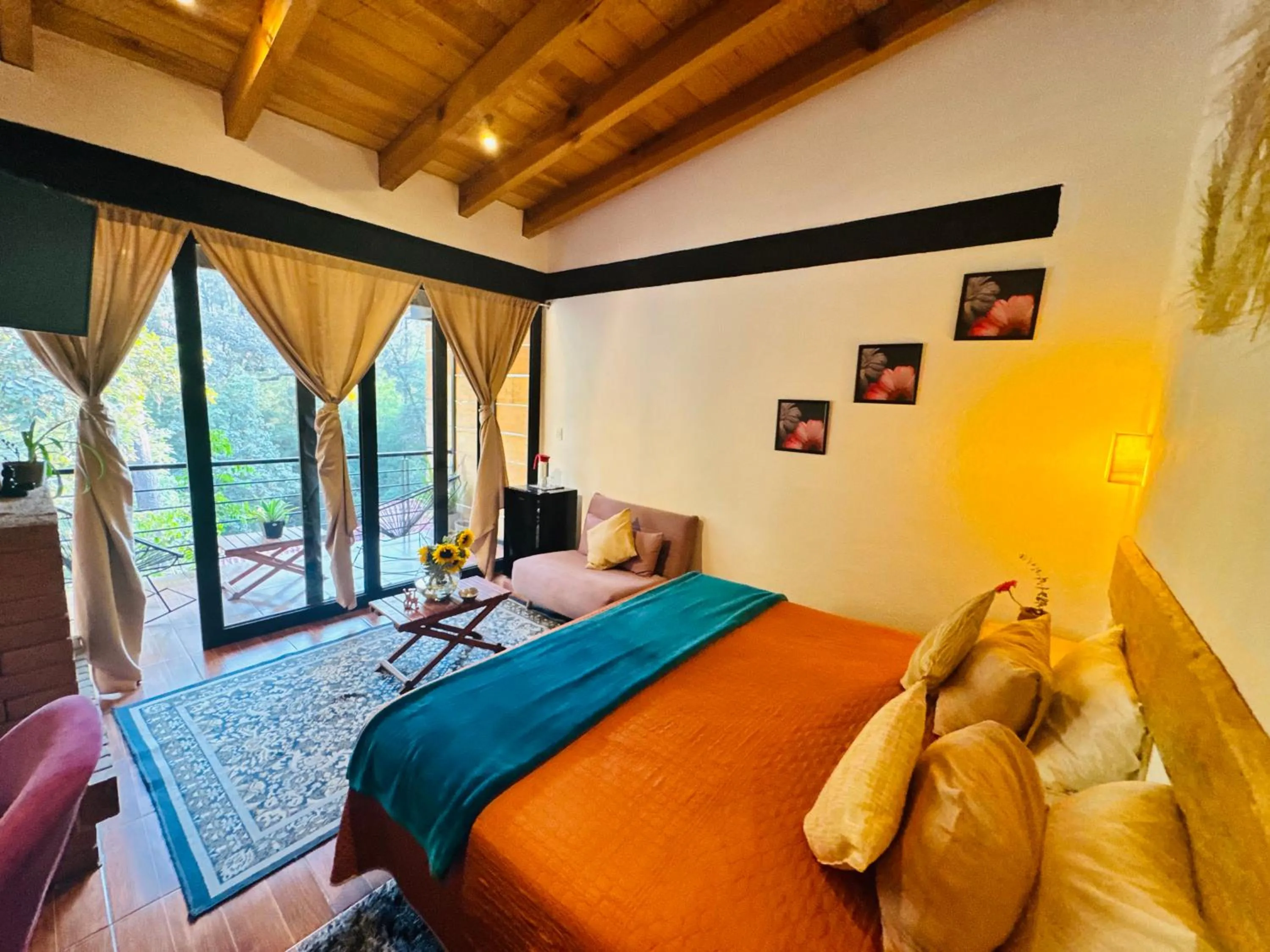 Bed in Encino House Hotel Boutique