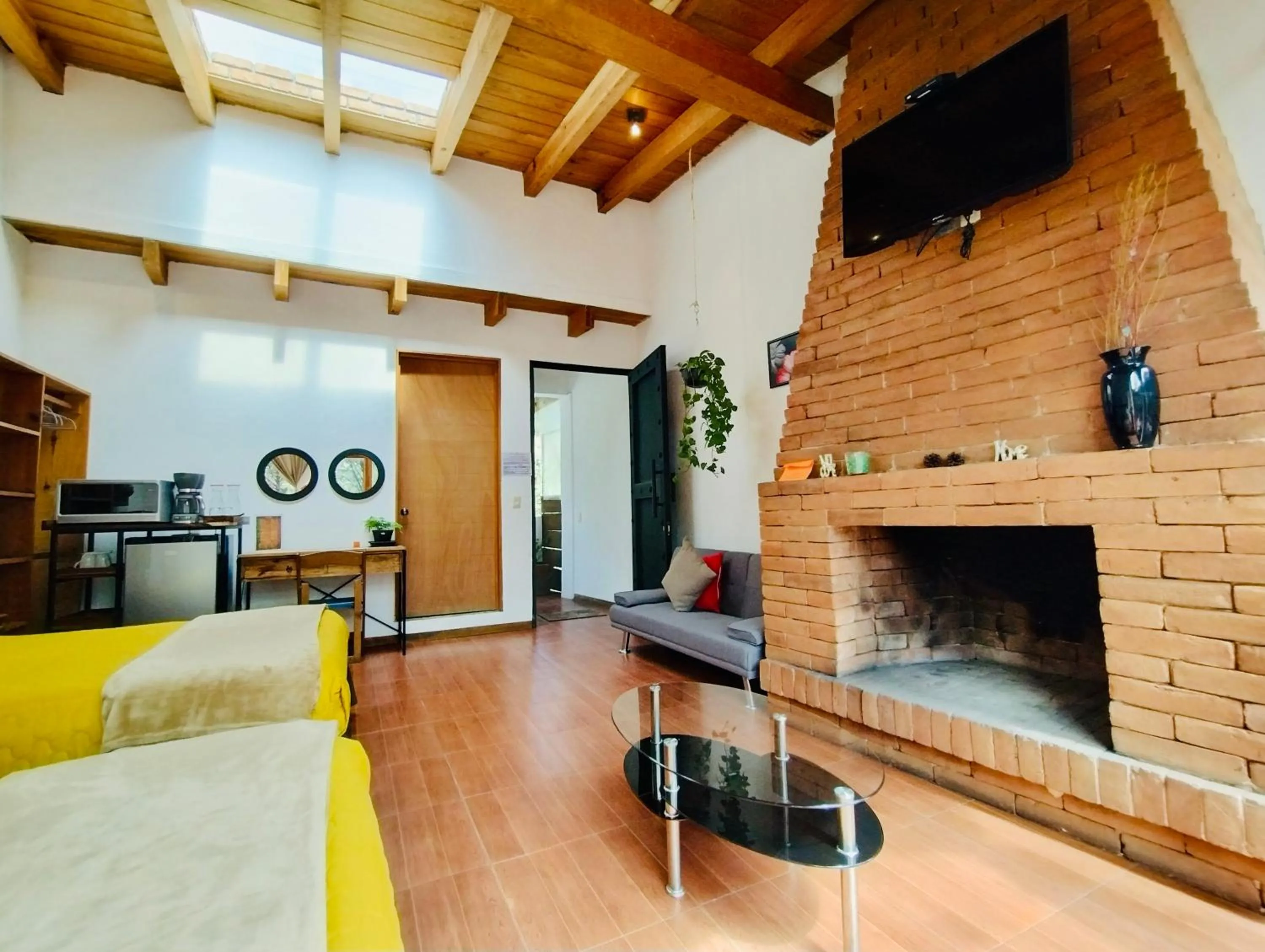 Communal lounge/ TV room in Encino House Hotel Boutique