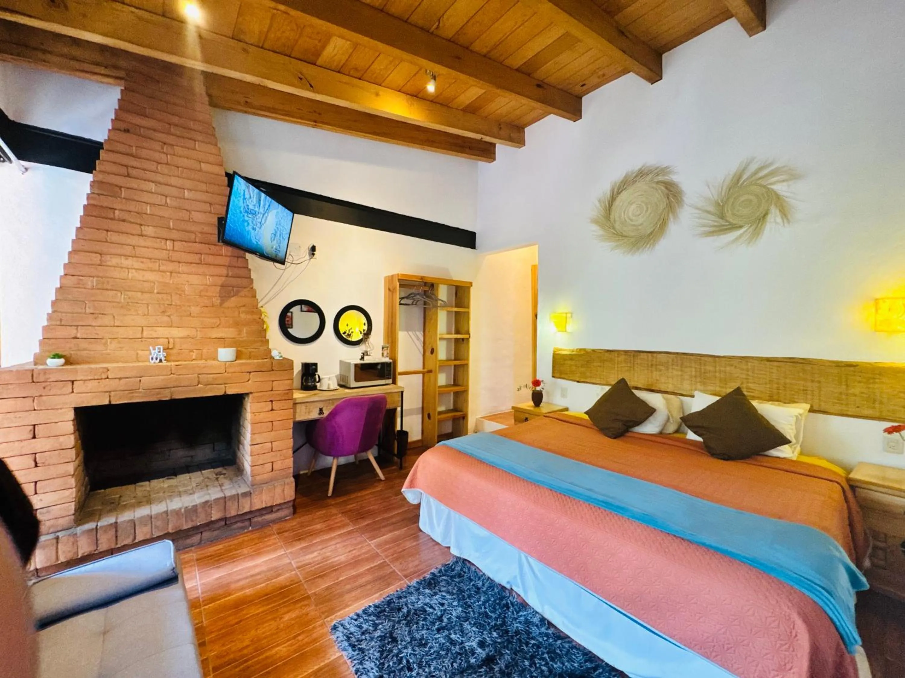 Communal lounge/ TV room, Bed in Encino House Hotel Boutique