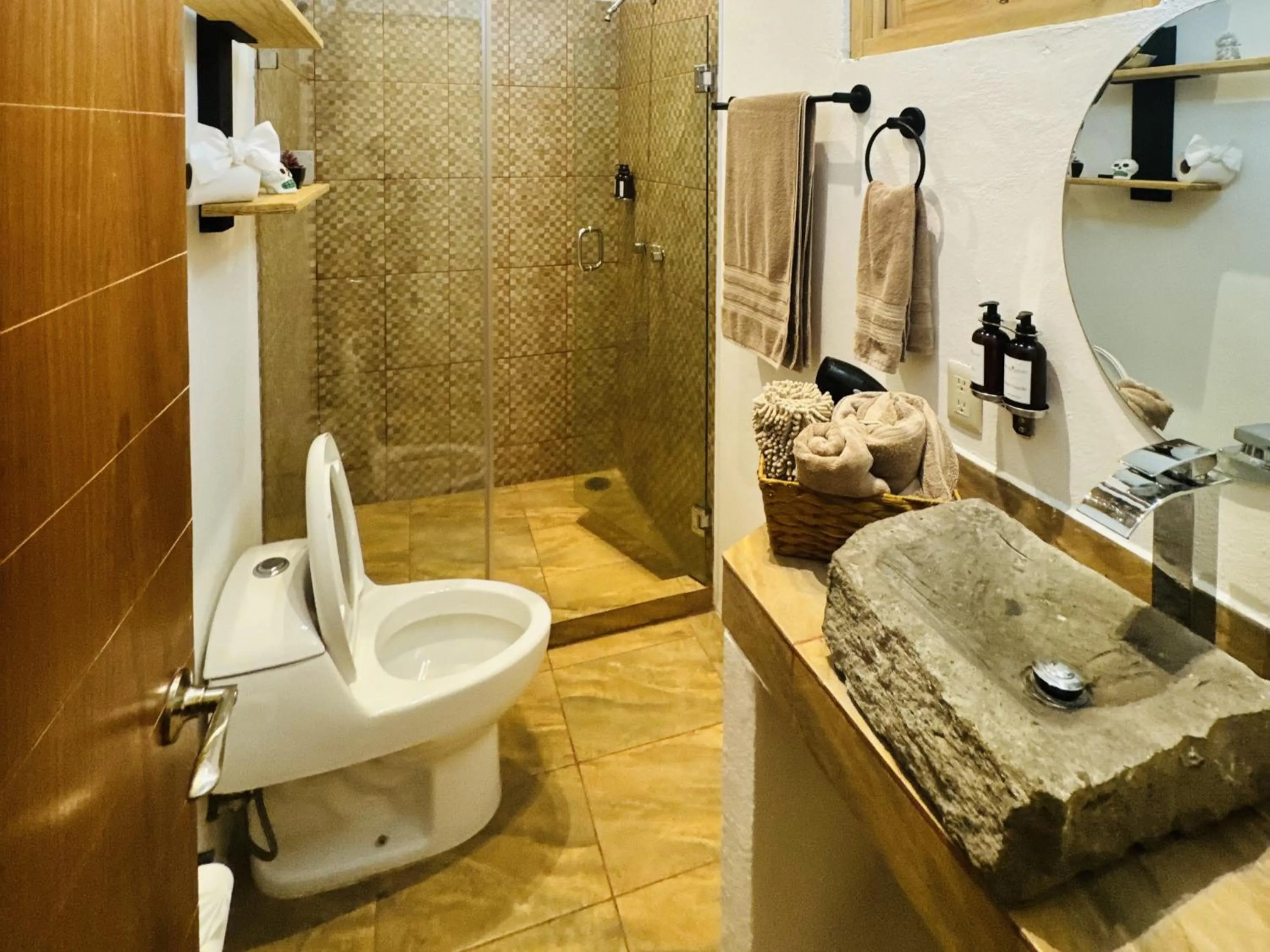 Shower in Encino House Hotel Boutique