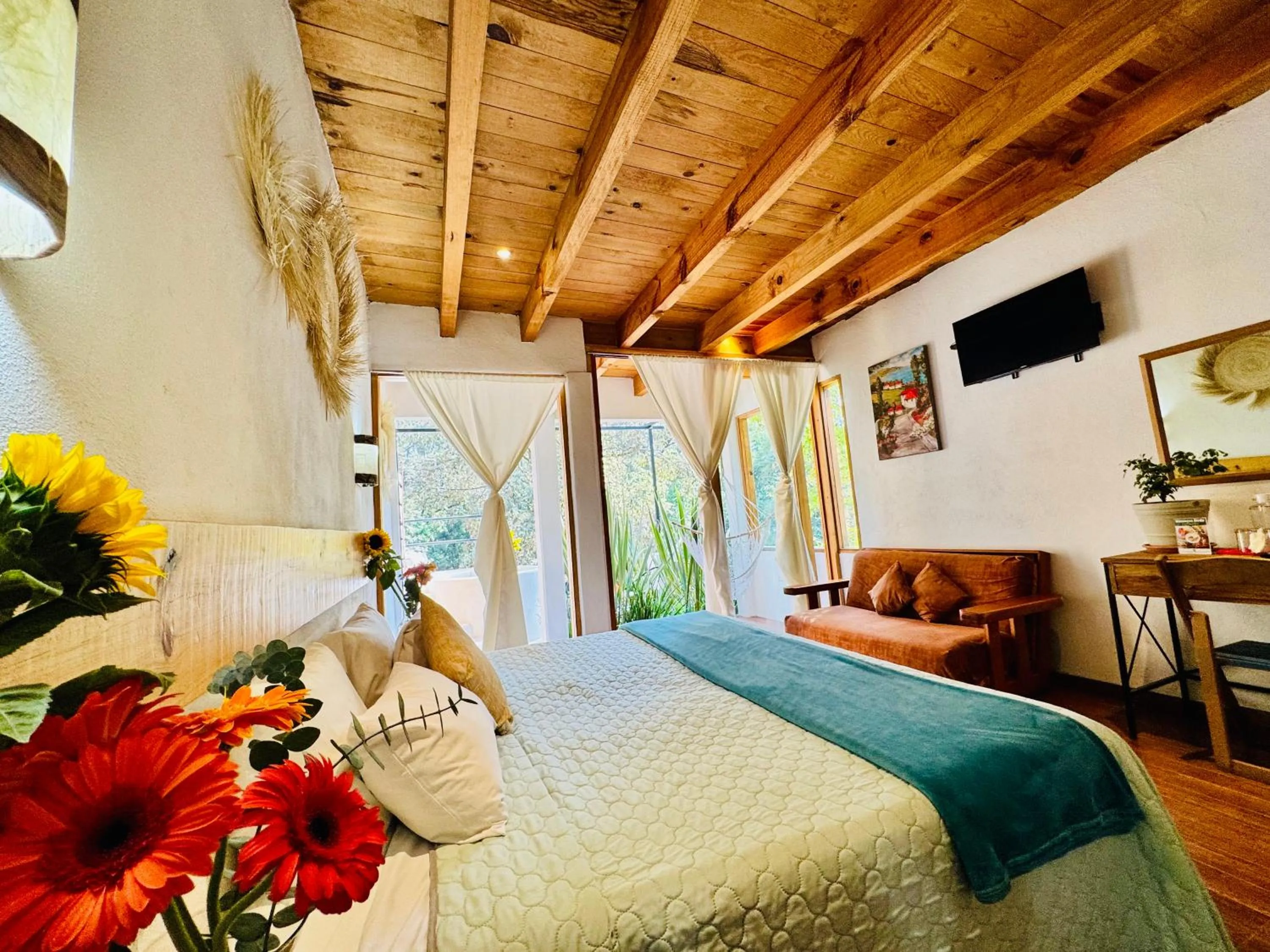 Communal lounge/ TV room, Bed in Encino House Hotel Boutique