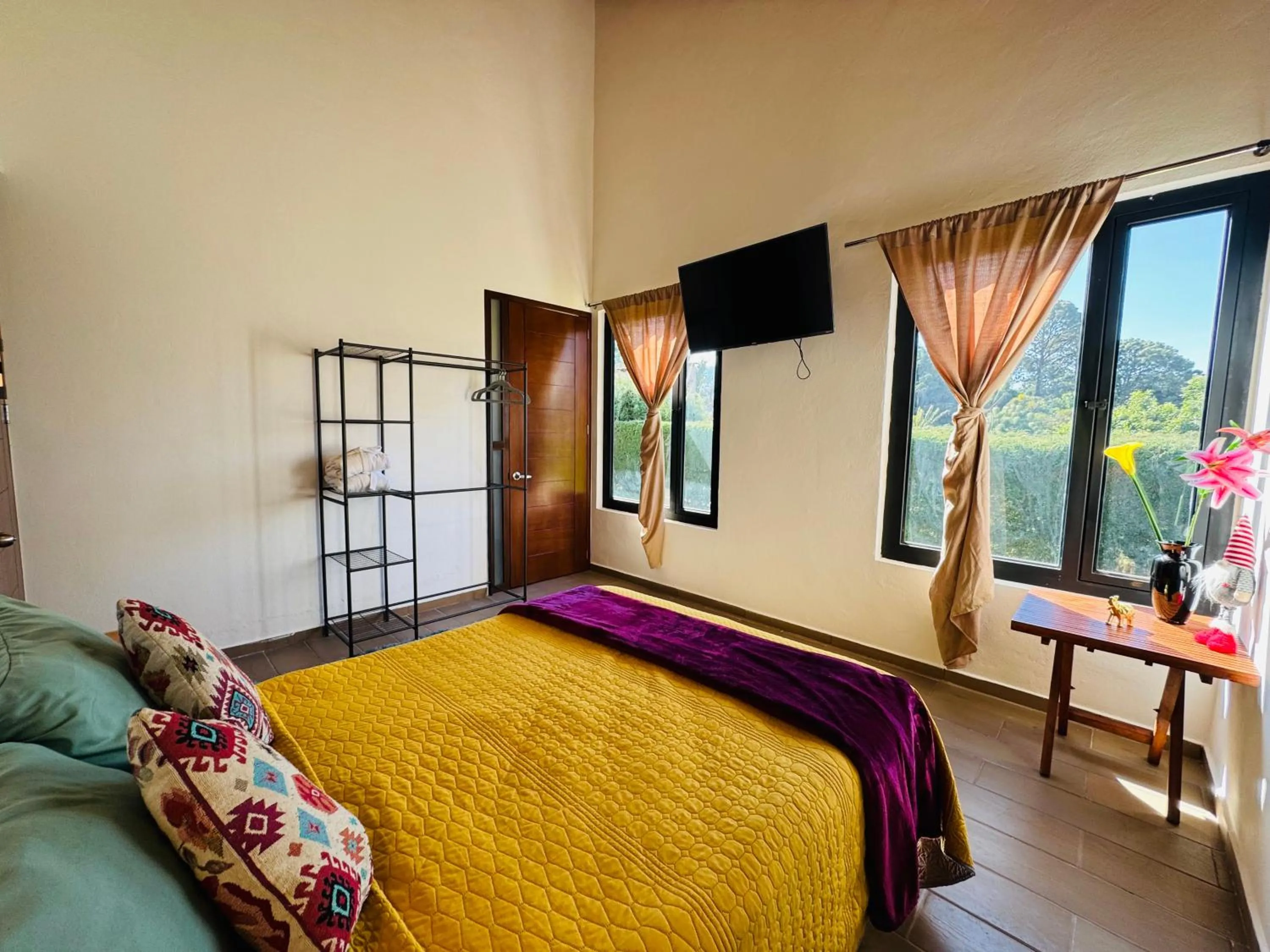 Communal lounge/ TV room, Bed in Encino House Hotel Boutique