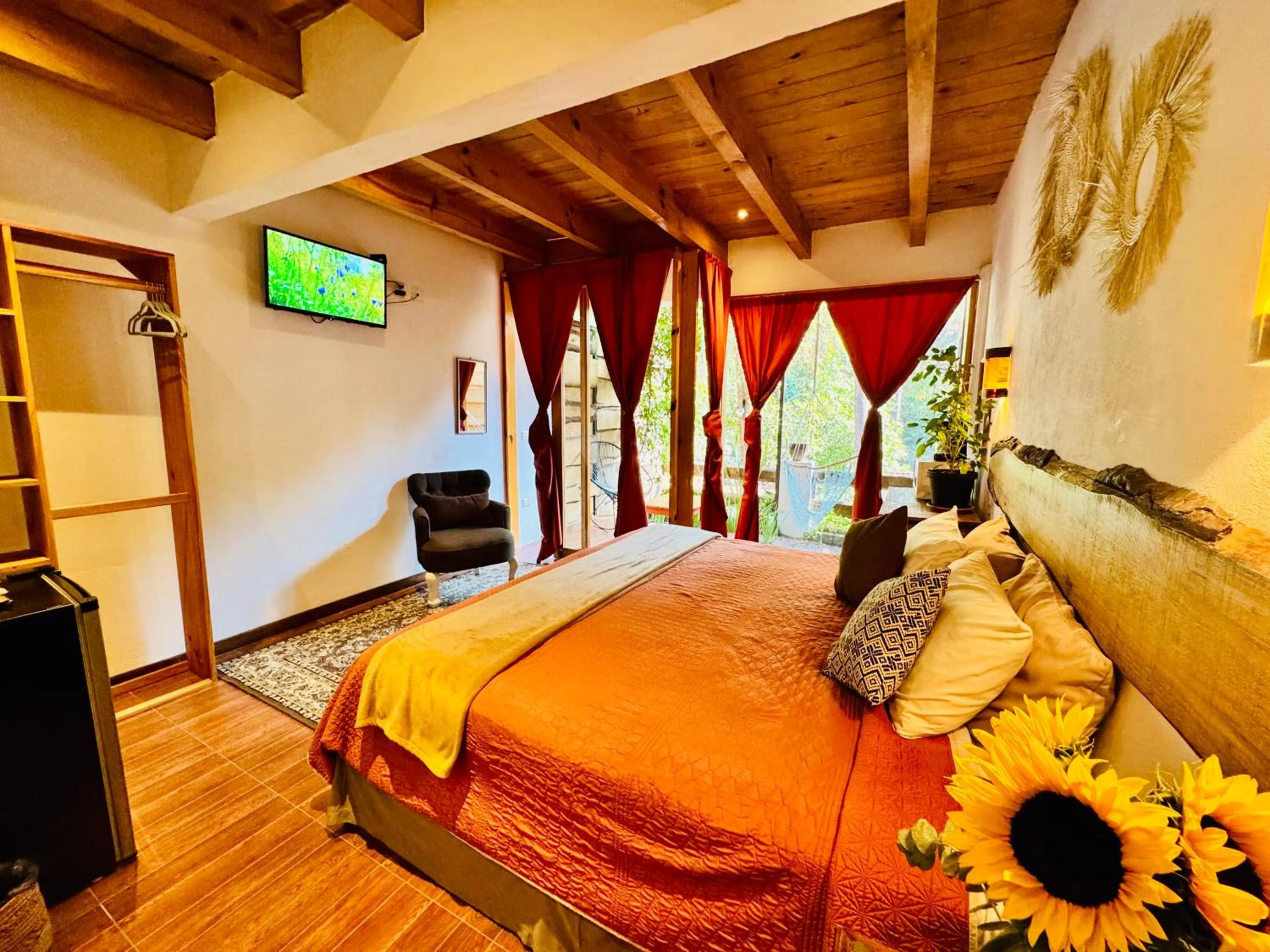 Communal lounge/ TV room, Bed in Encino House Hotel Boutique