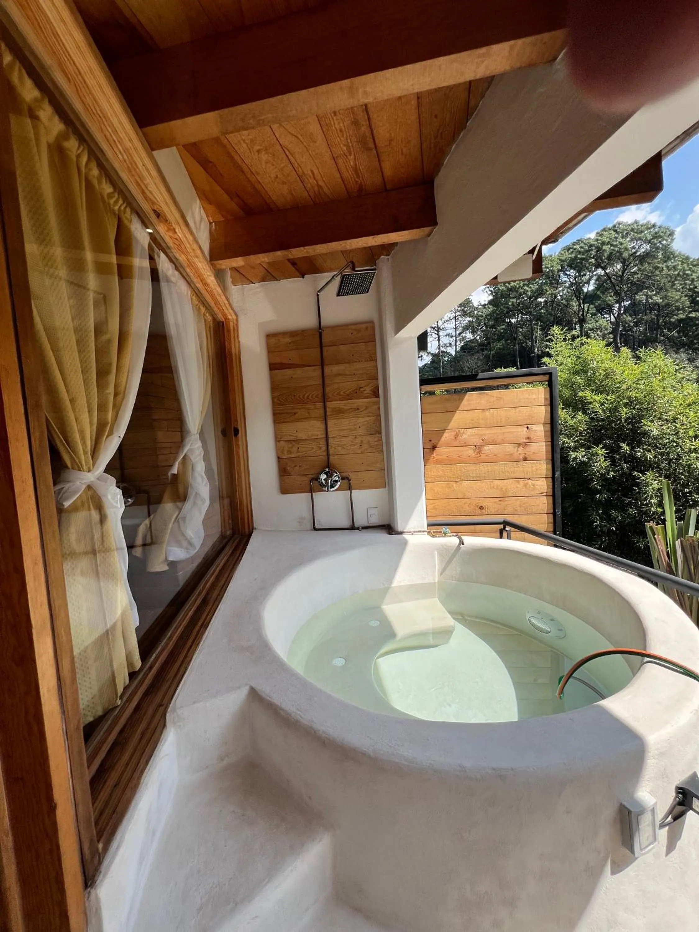 Hot Tub in Encino House Hotel Boutique