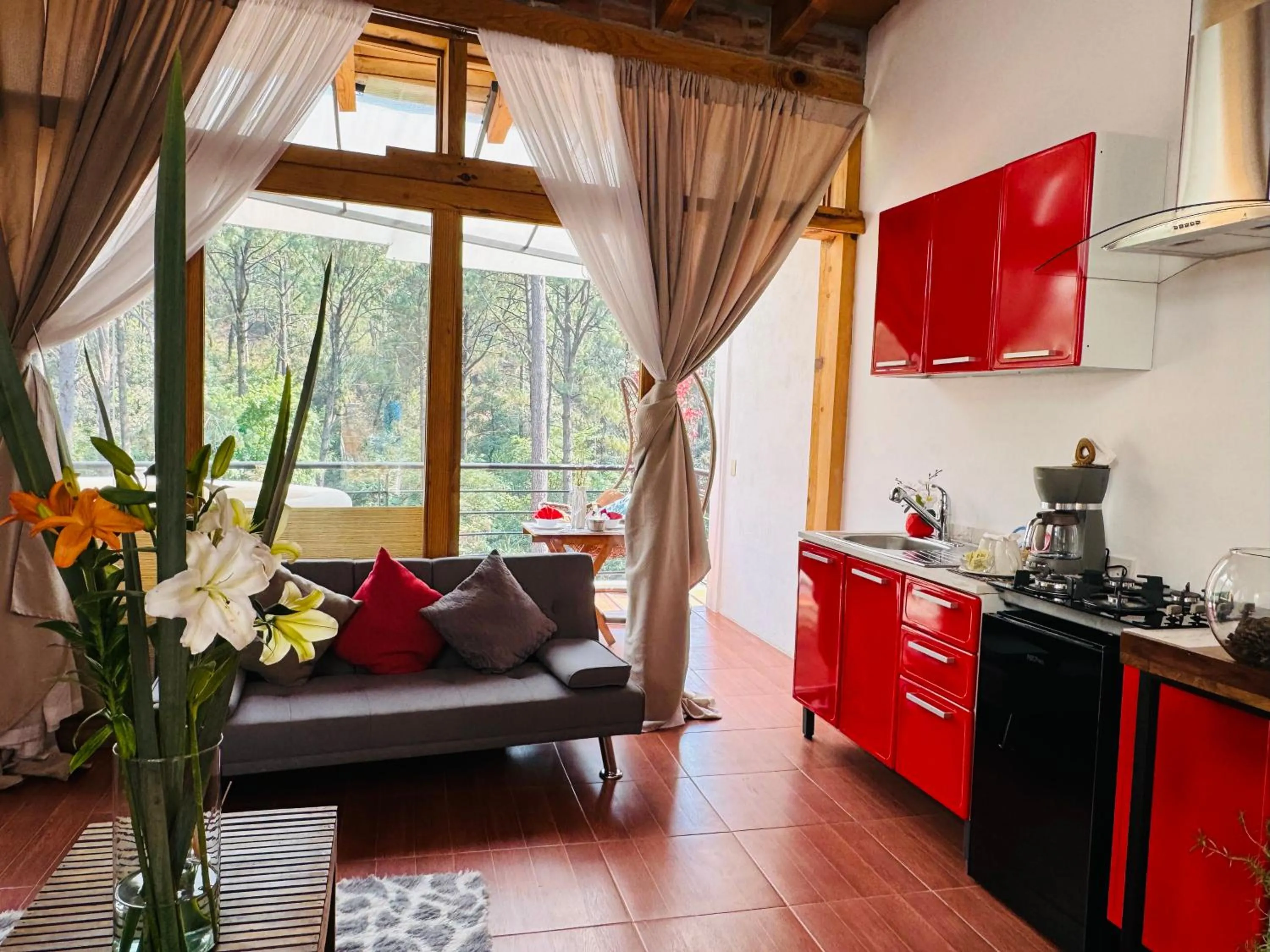 TV and multimedia in Encino House Hotel Boutique