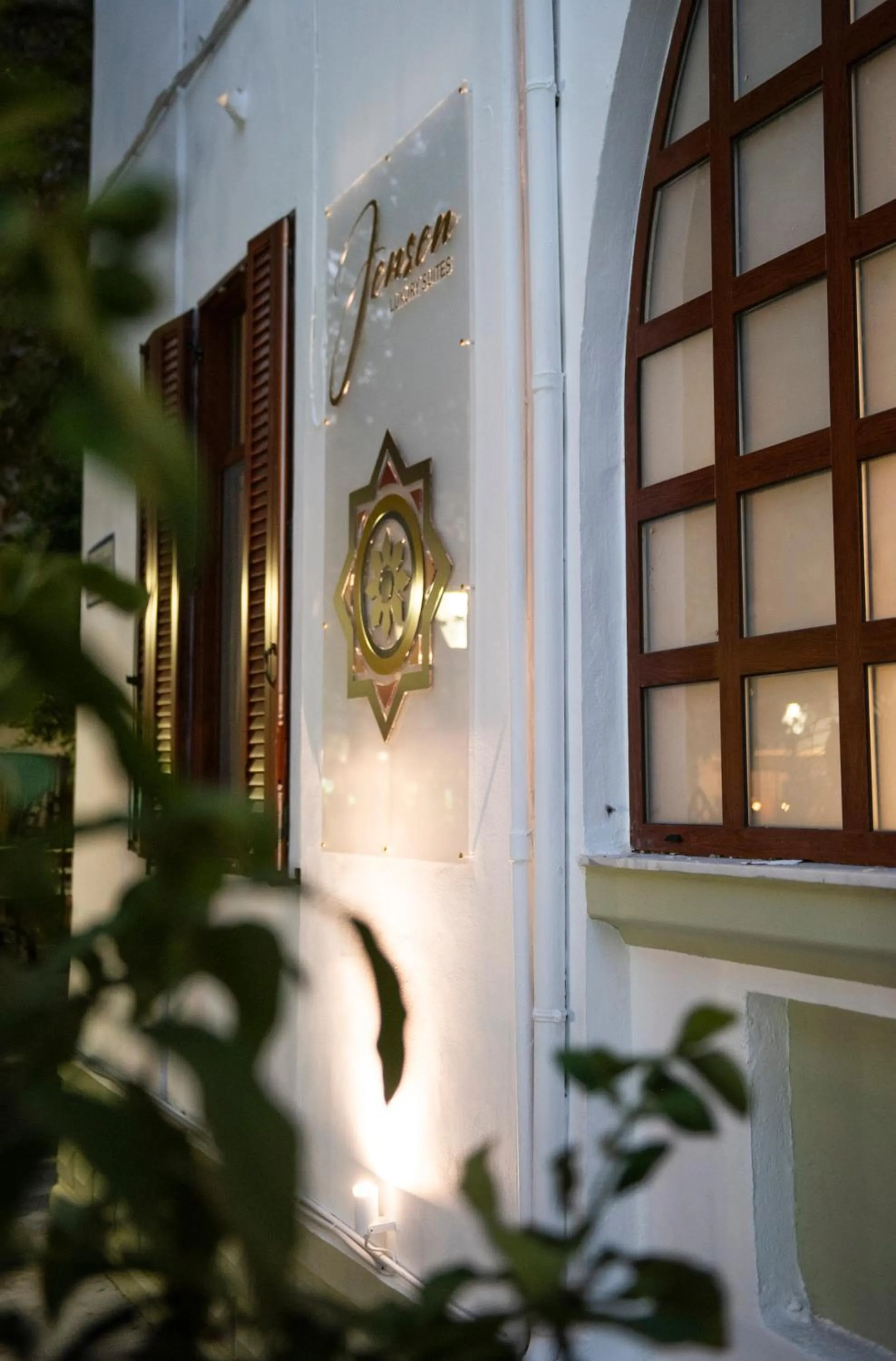 Facade/entrance in Jensen Luxury Suites