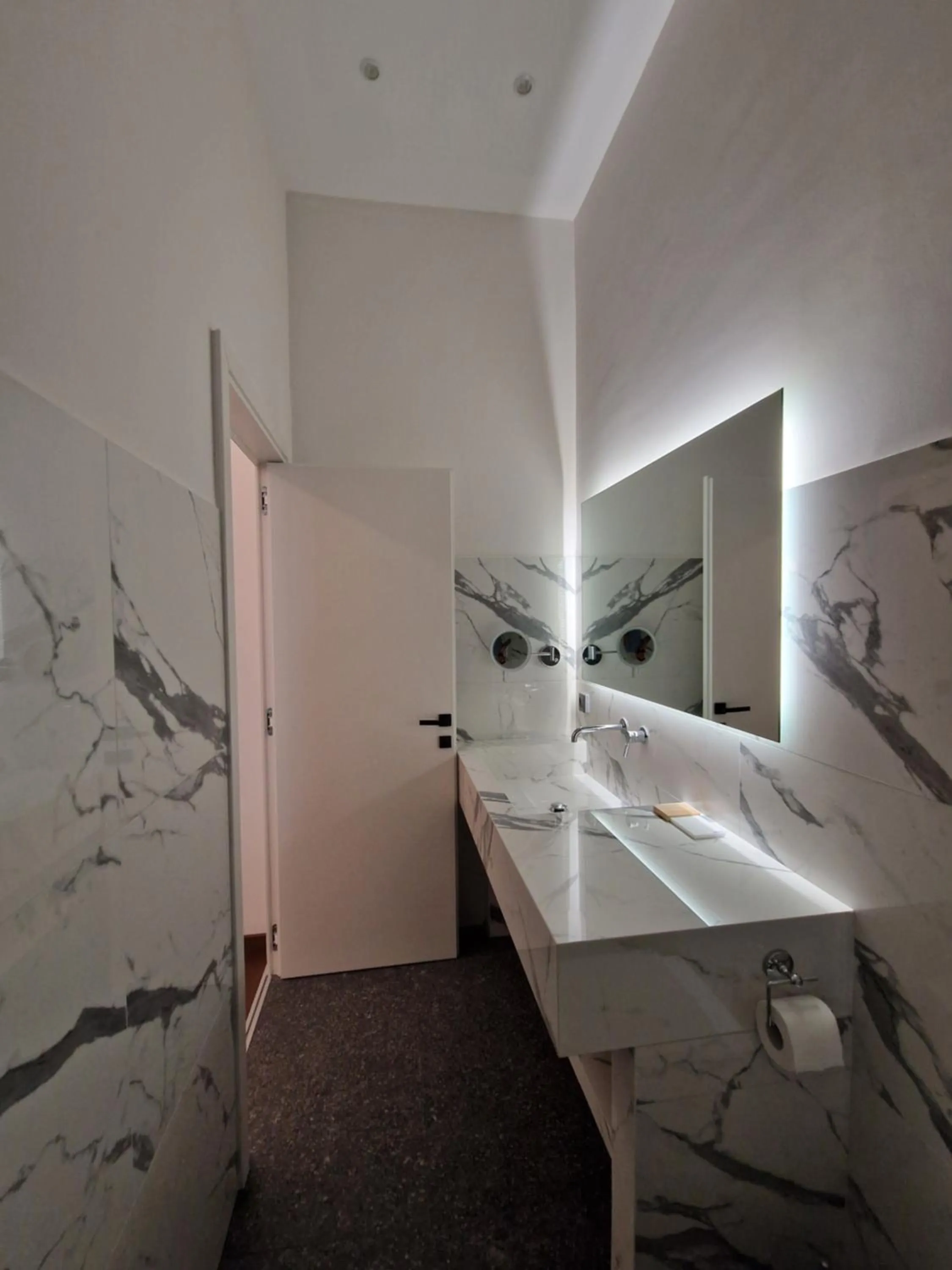 Bathroom in Jensen Luxury Suites