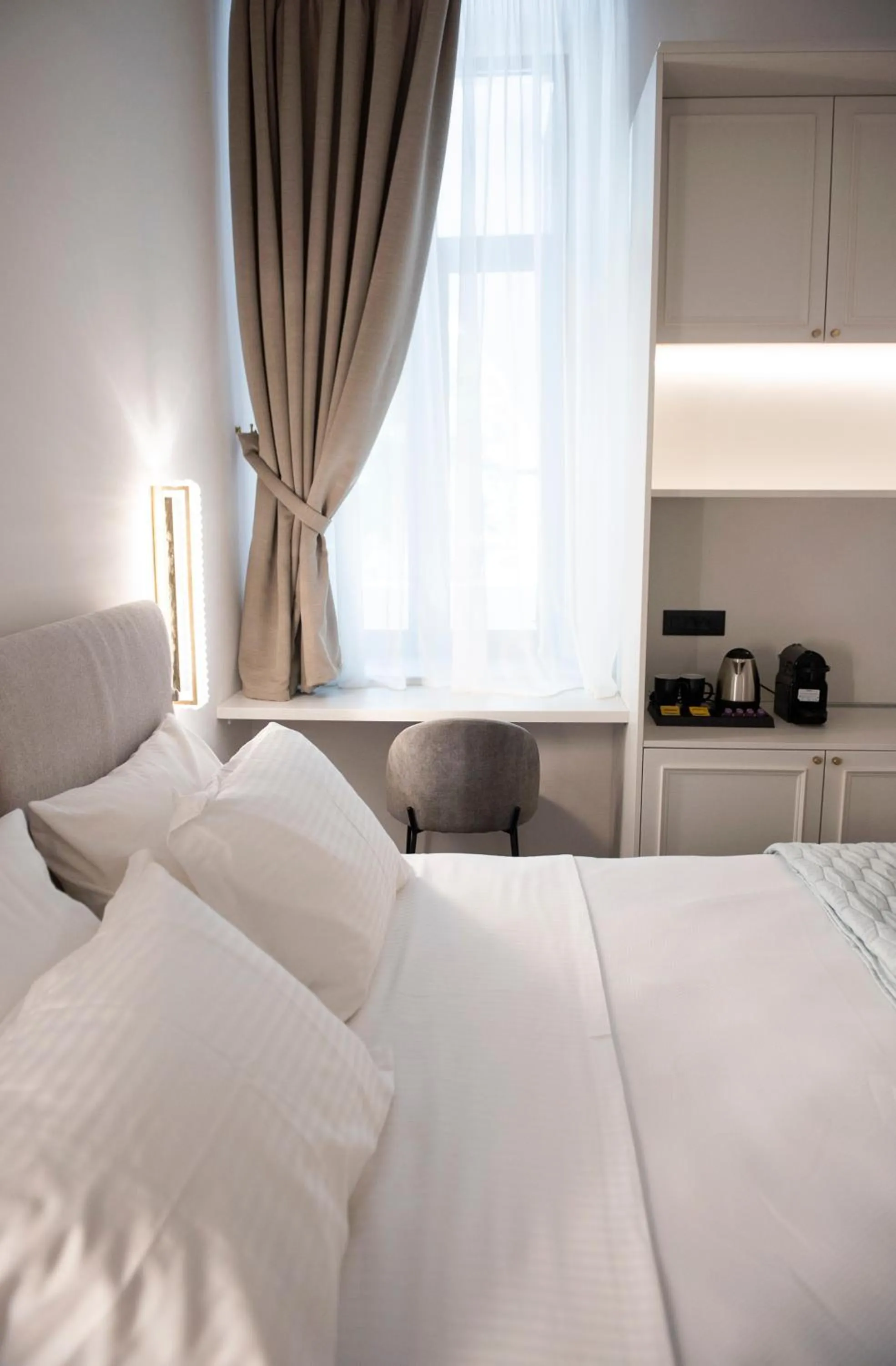 Bed in Jensen Luxury Suites