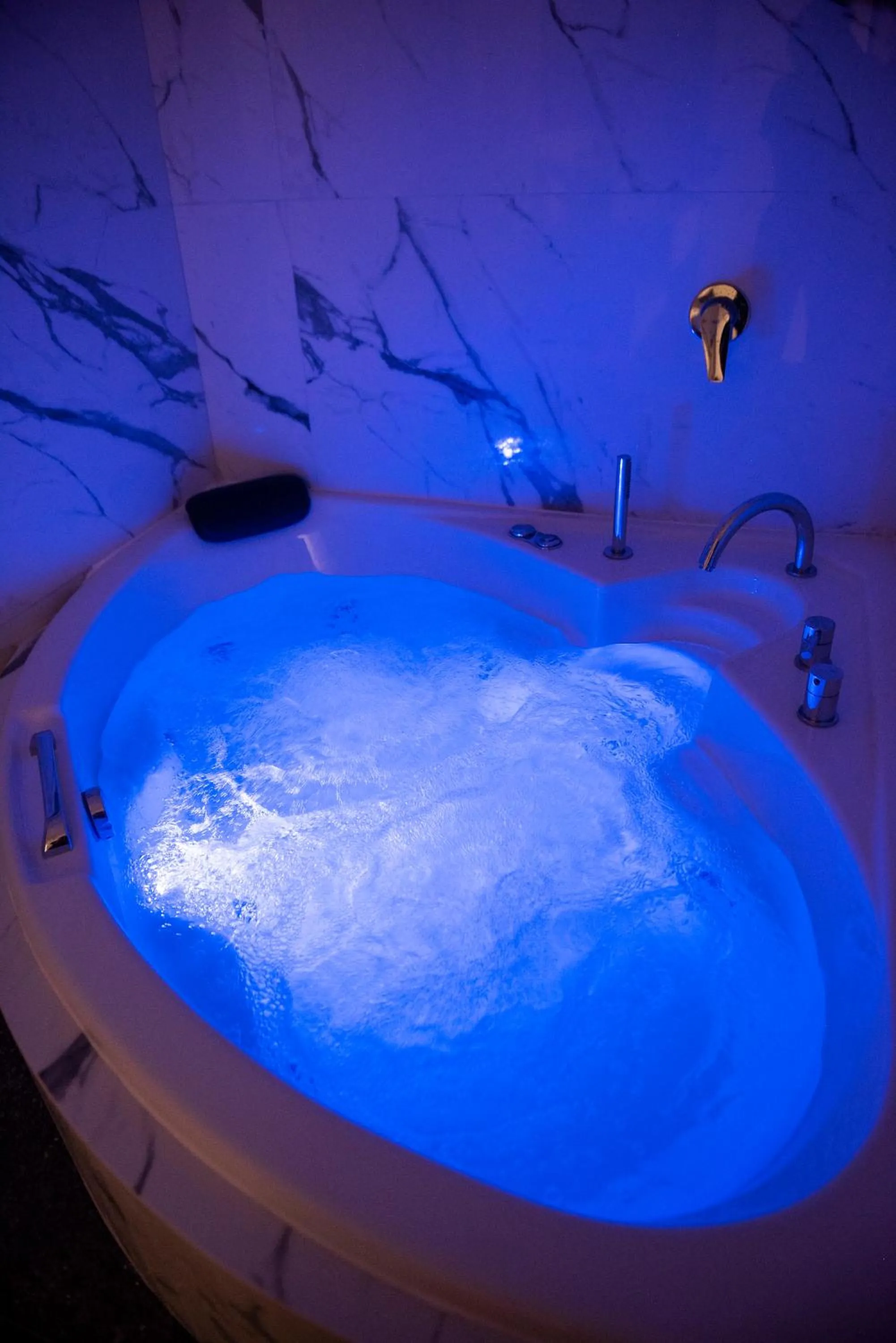 Hot Tub in Jensen Luxury Suites