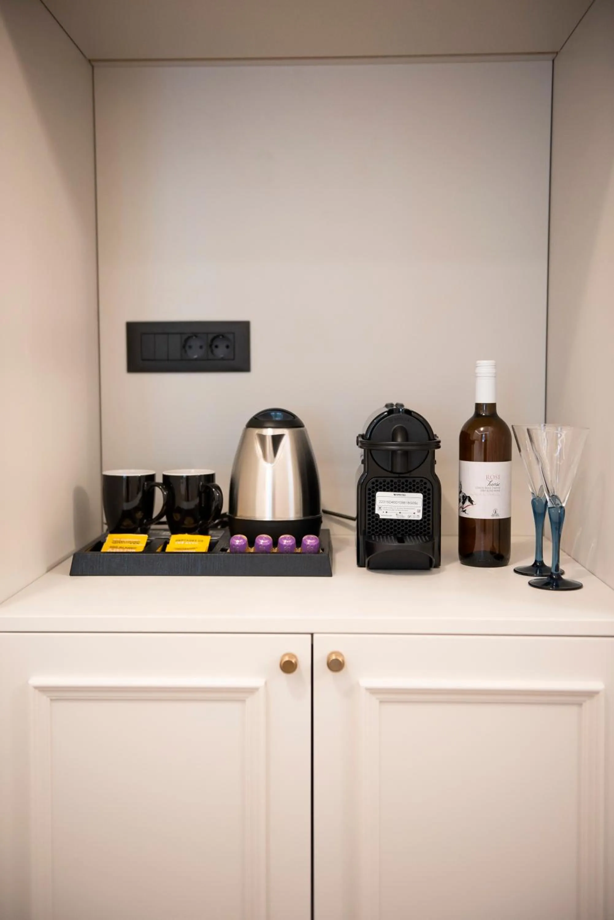 Coffee/tea facilities in Jensen Luxury Suites
